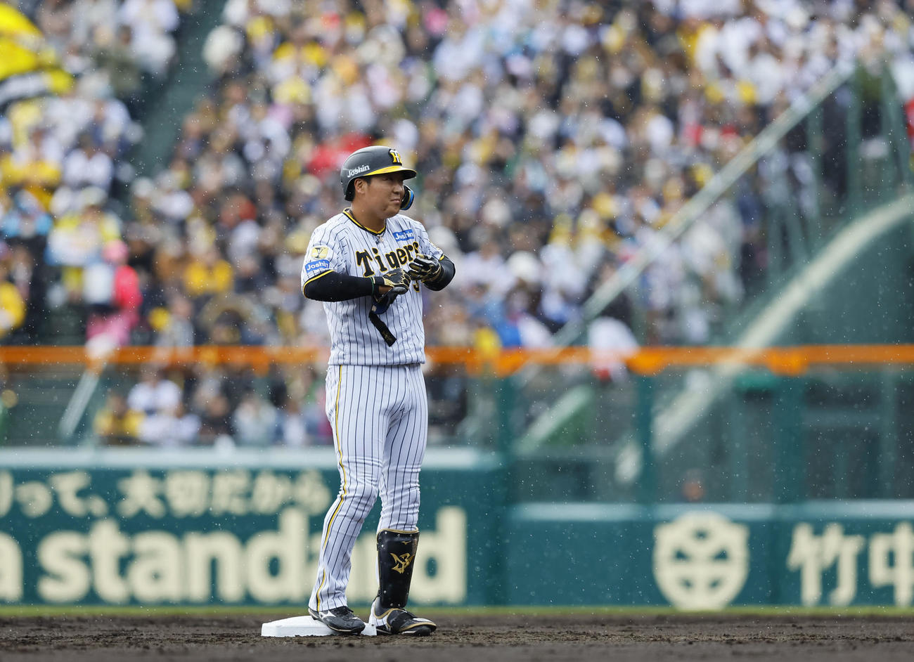 阪神対ヤクルト　2回裏阪神無死、あられが降る中、左越えに二塁打を放った大山（撮影・藤尾明華）