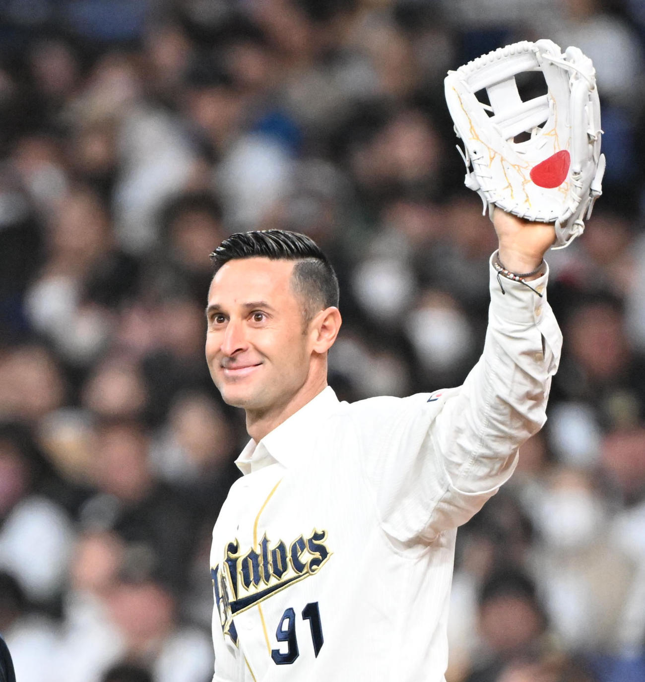 オリックス対巨人　特別始球式を務めるオリックスOBのマエストリ氏（撮影・和賀正仁）