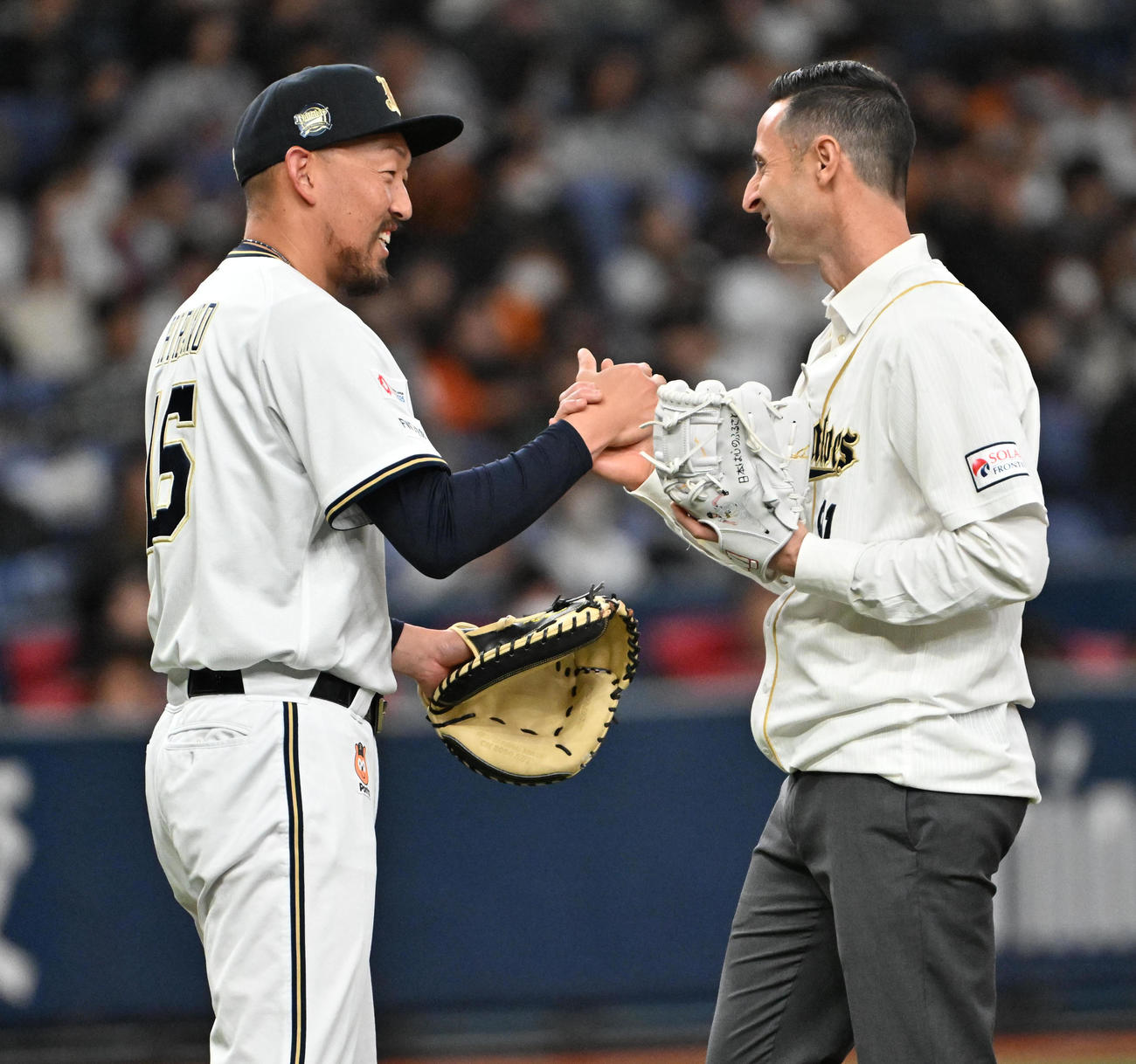 特別始球式を務め平野佳（左）と握手をするマエストリ（撮影・石井愛子）