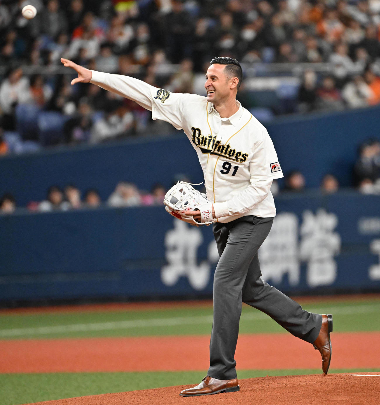 特別始球式を務めるマエストリ（撮影・石井愛子）
