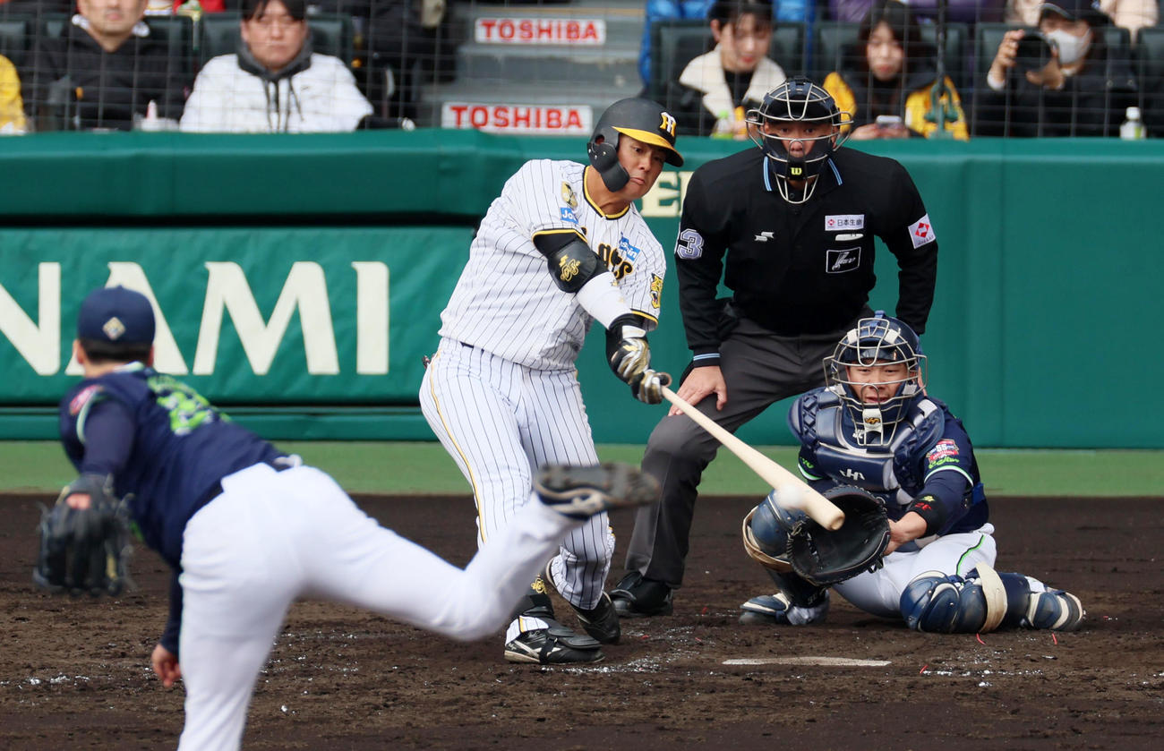 阪神対ヤクルト　4回裏阪神1死一、前川は右へ適時二塁打を放つ。投手は吉村（撮影・加藤哉）
