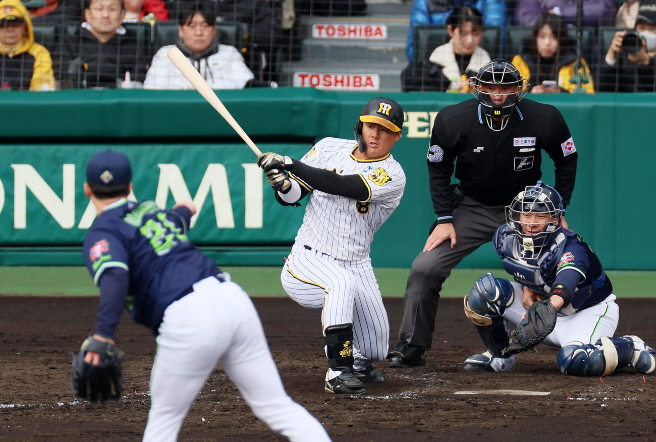 阪神対ヤクルト　4回裏阪神1死一、前川は右へ適時二塁打を放つ。投手は吉村（撮影・加藤哉）