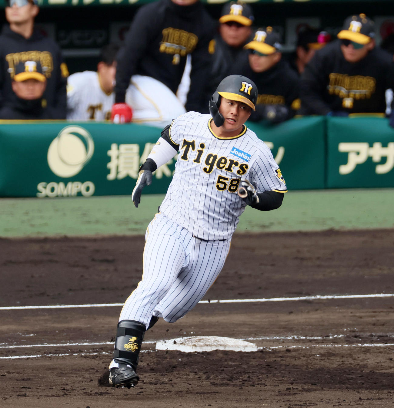 阪神対ヤクルト　4回裏阪神1死一、前川は右へ適時二塁打を放つ。投手は吉村（撮影・加藤哉）