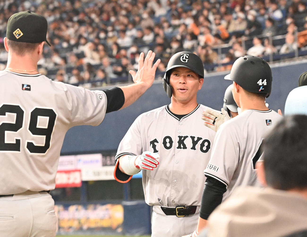オリックス対巨人　2回表巨人2死一塁、右越え2点本塁打を放った大城はベンチ前でタッチ（撮影・和賀正仁）