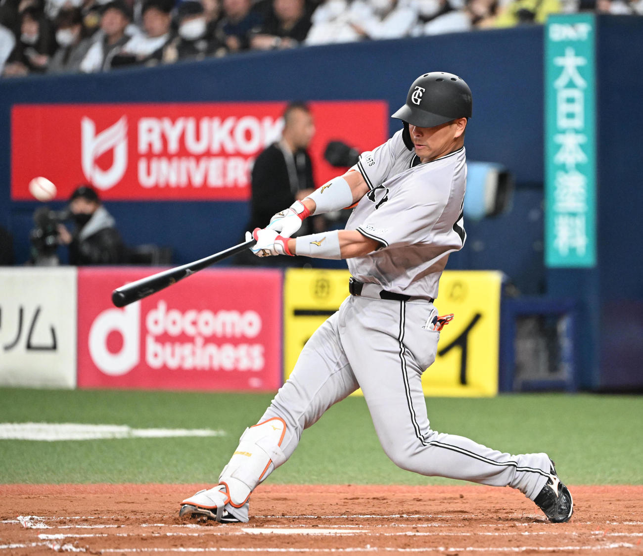 オリックス対巨人　2回表巨人2死一塁、右越え2点本塁打を放つ大城（撮影・和賀正仁）