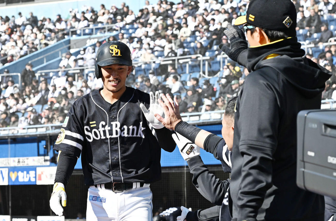 ロッテ対ソフトバンク　5回表ソフトバンク無死、右越えソロ本塁打を放った三森は生還しチームメートとタッチをかわす（撮影・滝沢徹郎）