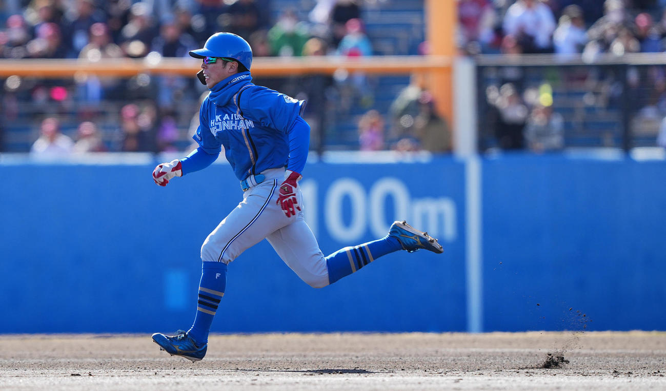 楽天対日本ハム　6回表日本ハム1死一塁、野村の飛球でタッチアップする一塁代走五十幡（撮影・垰建太）