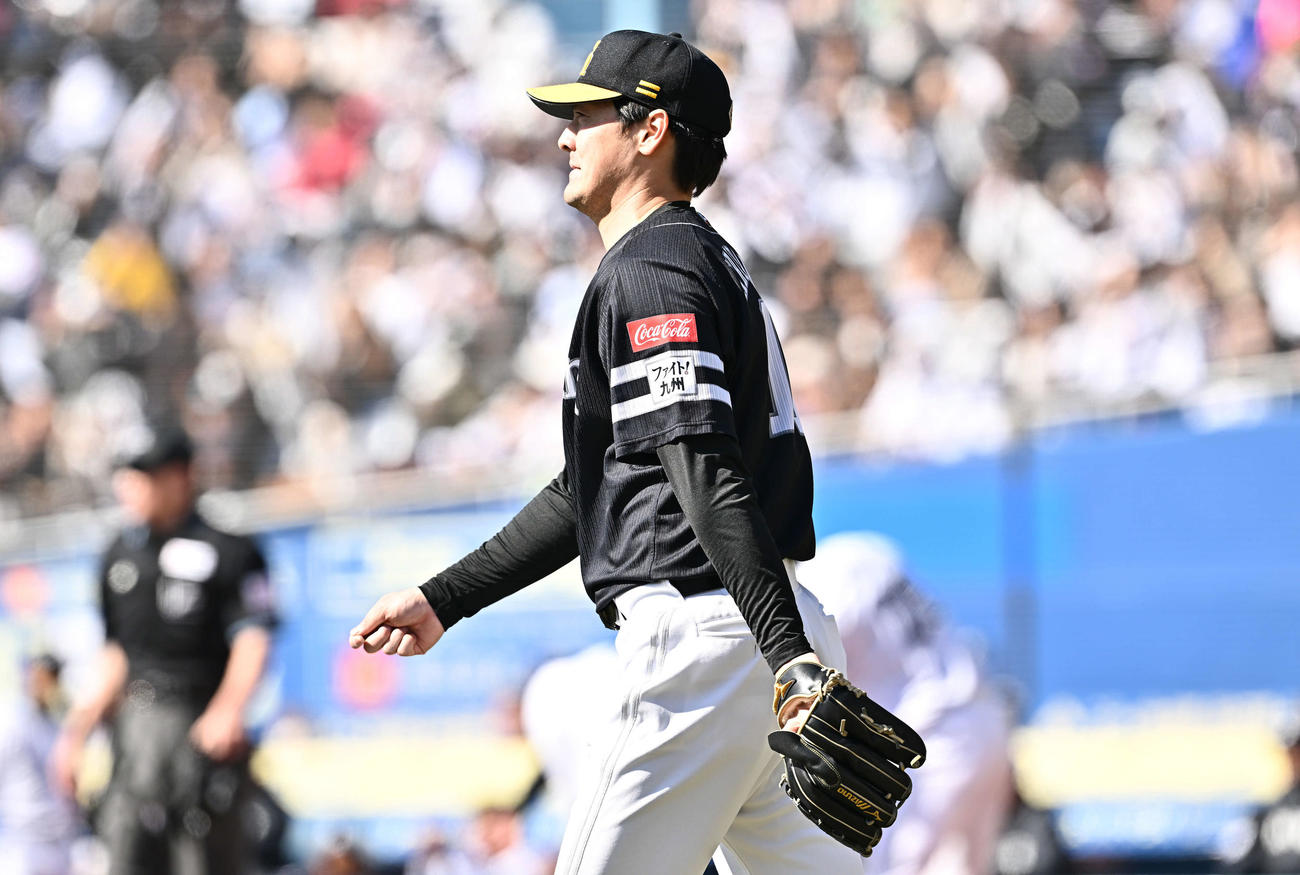 ロッテ対ソフトバンク　3回裏ロッテ2死一、三塁、山口に2点適時二塁打を許す有原（撮影・滝沢徹郎）