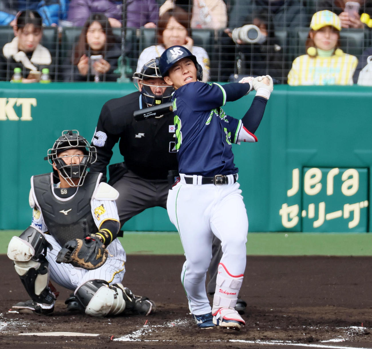 阪神対ヤクルト　2回表ヤクルト1死、内山は左越えソロ本塁打を放つ（撮影・加藤哉）