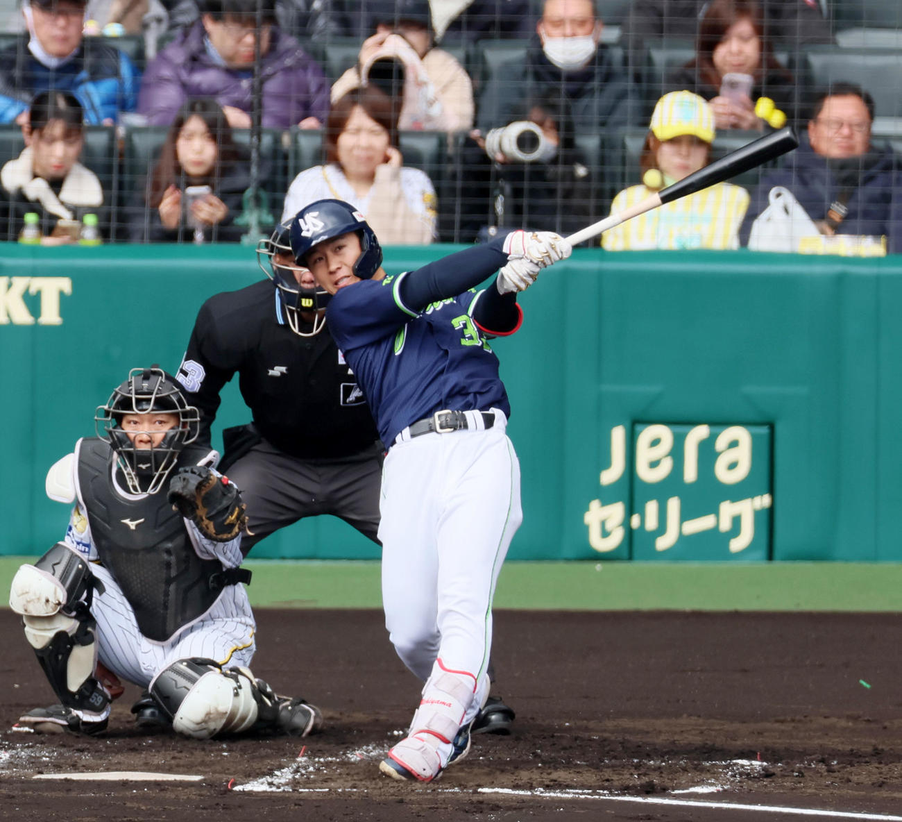 阪神対ヤクルト　2回表ヤクルト1死、内山は左越えソロ本塁打を放つ（撮影・加藤哉）