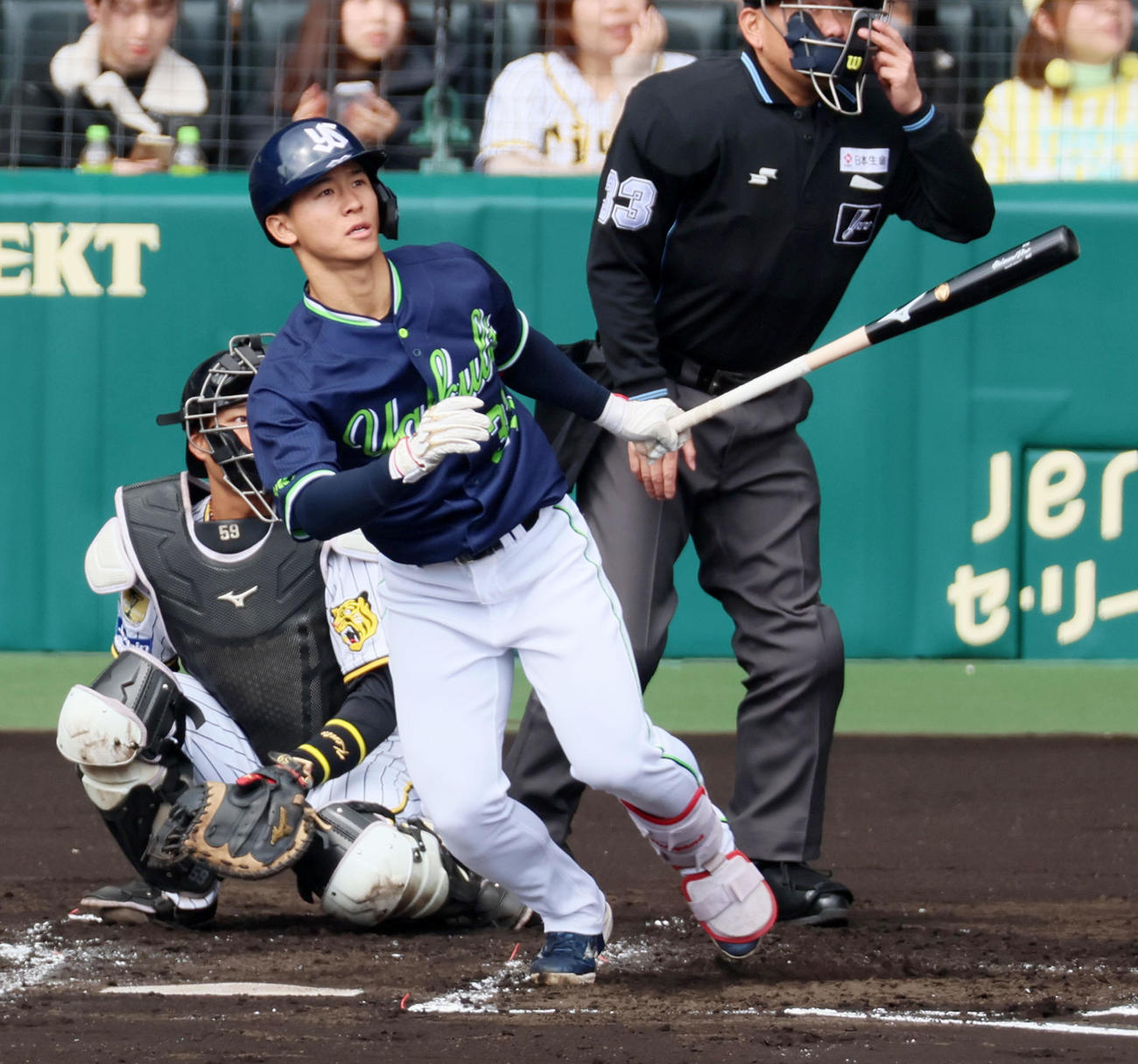 阪神対ヤクルト　2回表ヤクルト1死、内山は左越えソロ本塁打を放つ（撮影・加藤哉）