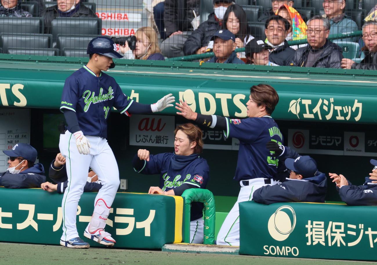 阪神対ヤクルト　2回表ヤクルト1死、内山（左）は左越えソロ本塁打を放ちベンチのナインとタッチ（撮影・加藤哉）