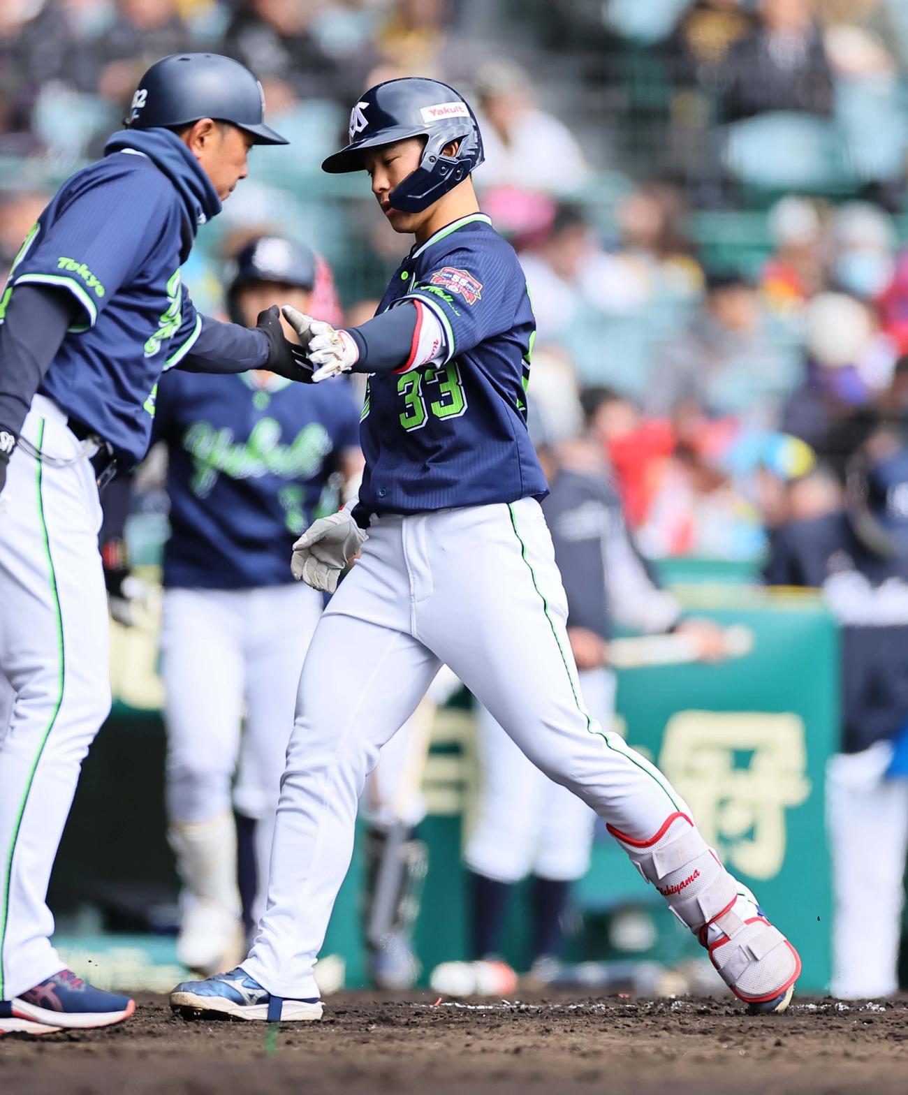阪神対ヤクルト　2回表ヤクルト1死、内山（右）は左越えソロ本塁打を放つ（撮影・上田博志）