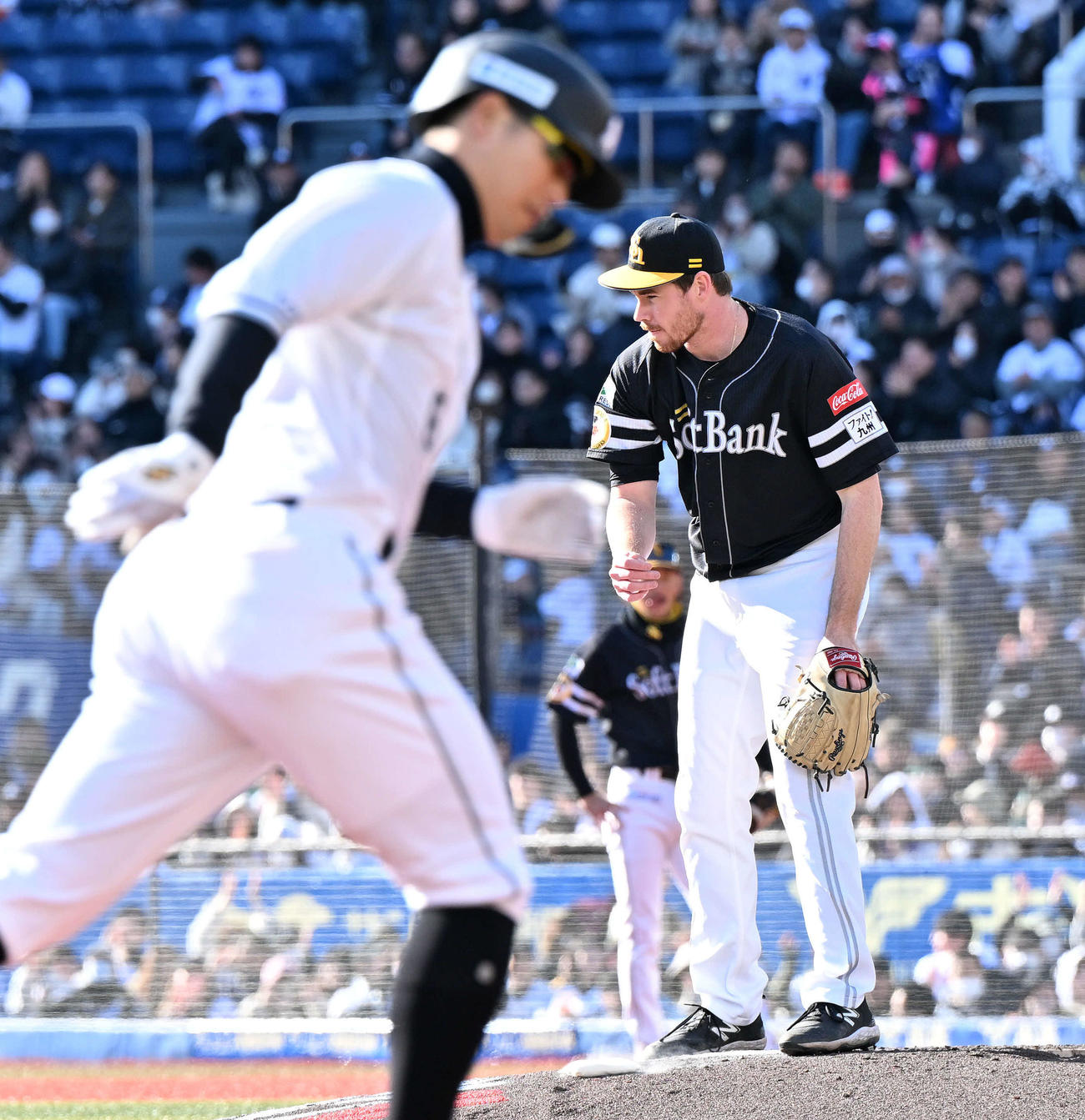 ロッテ対ソフトバンク　6回裏ロッテ1死一、三塁、中村奨（手前）に3点本塁打を許すスチュワート（撮影・滝沢徹郎）