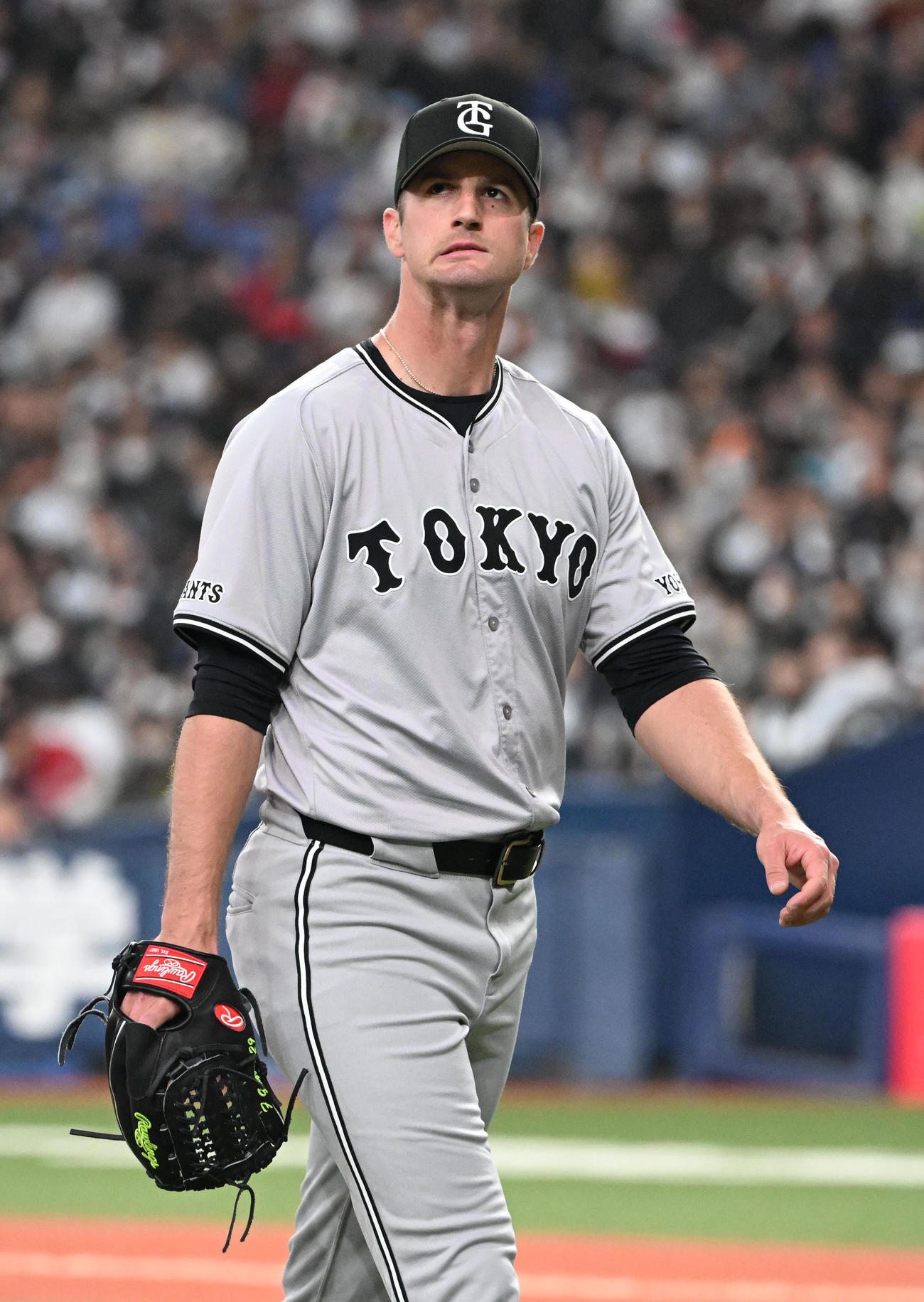 オリックス対巨人　初回に失点し顔をしかめながらベンチに戻る巨人グリフィン（撮影・和賀正仁）