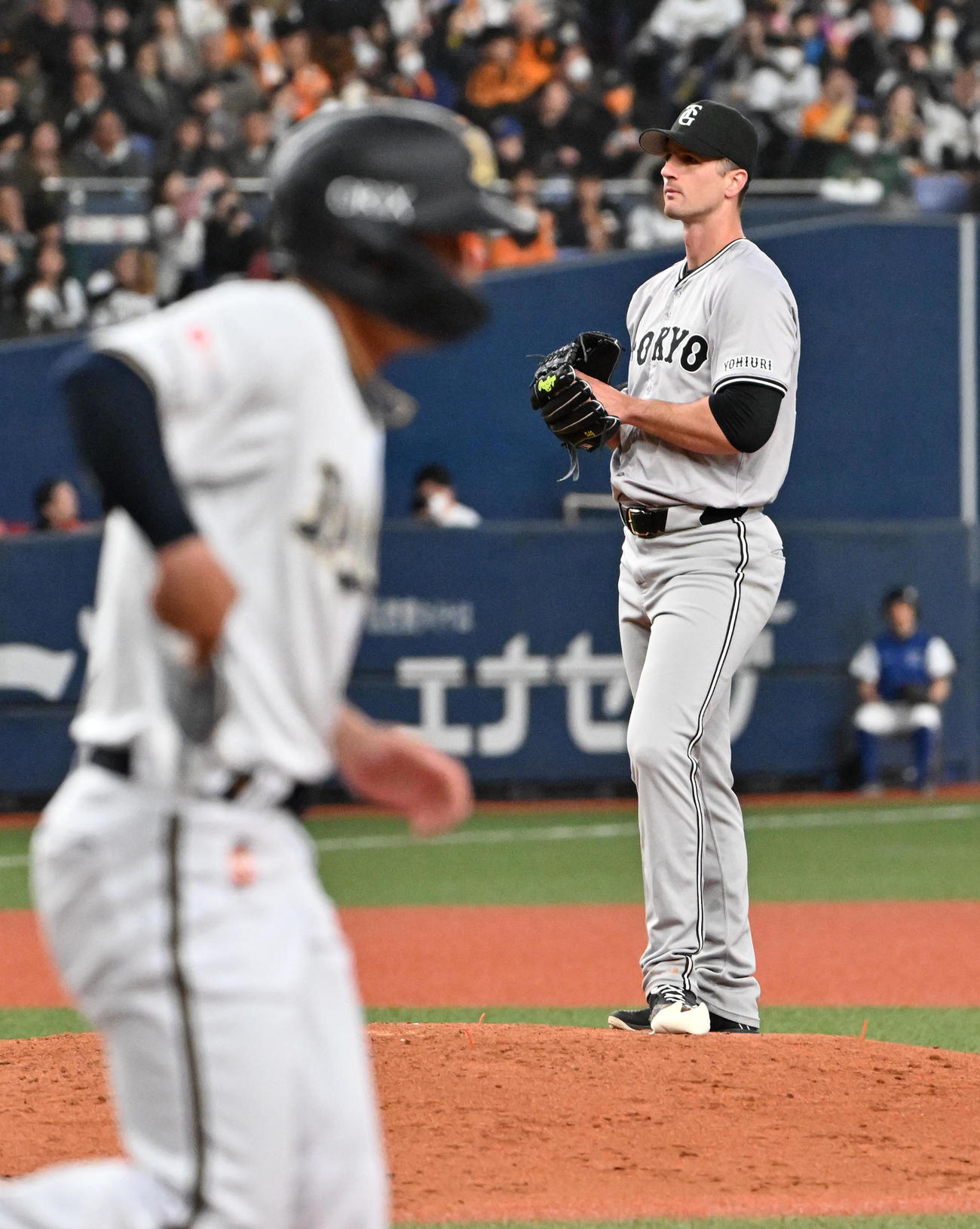 オリックス対巨人　2回裏オリックス無死満塁、西川（左）に押し出しの四球を与えるグリフィン（撮影・石井愛子）