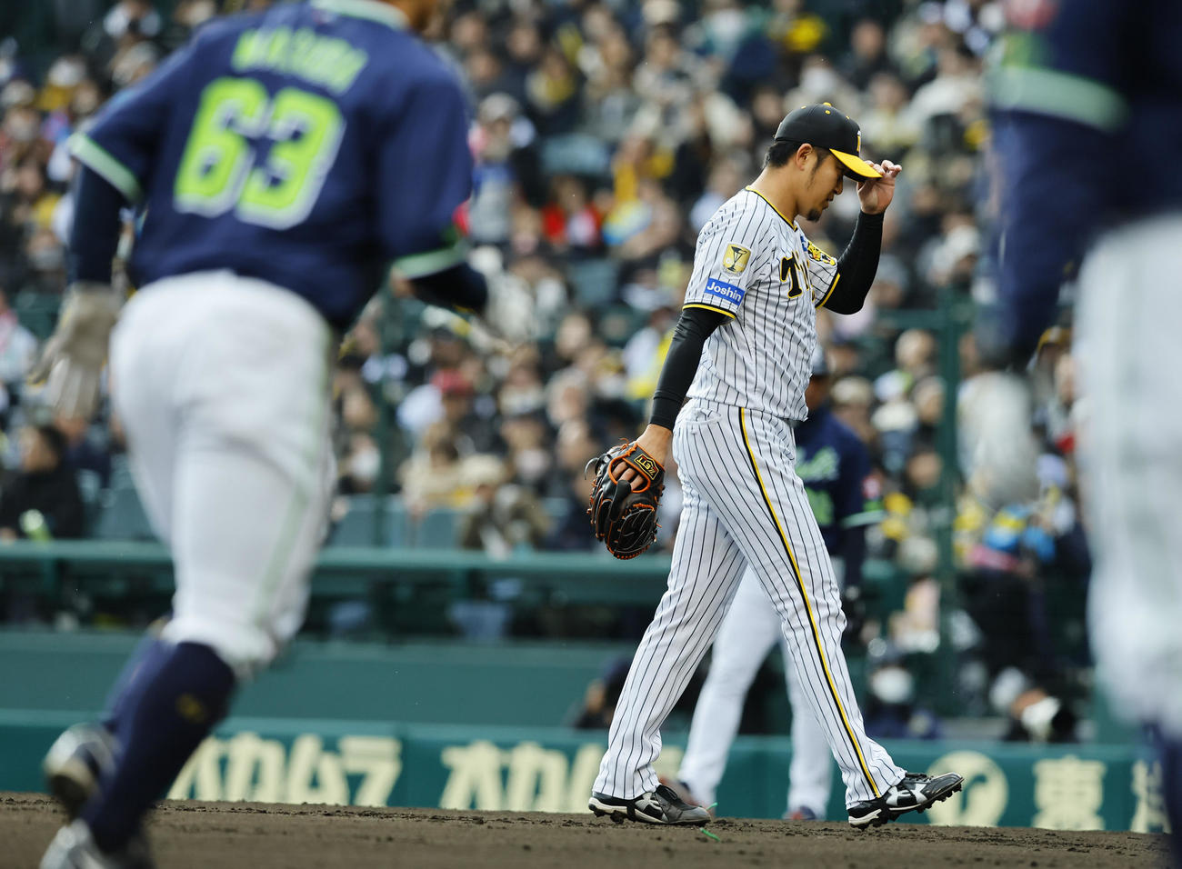 阪神対ヤクルト　7回表ヤクルト無死満塁、浜田に押し出しの死球を与えた阪神岩貞（撮影・藤尾明華）