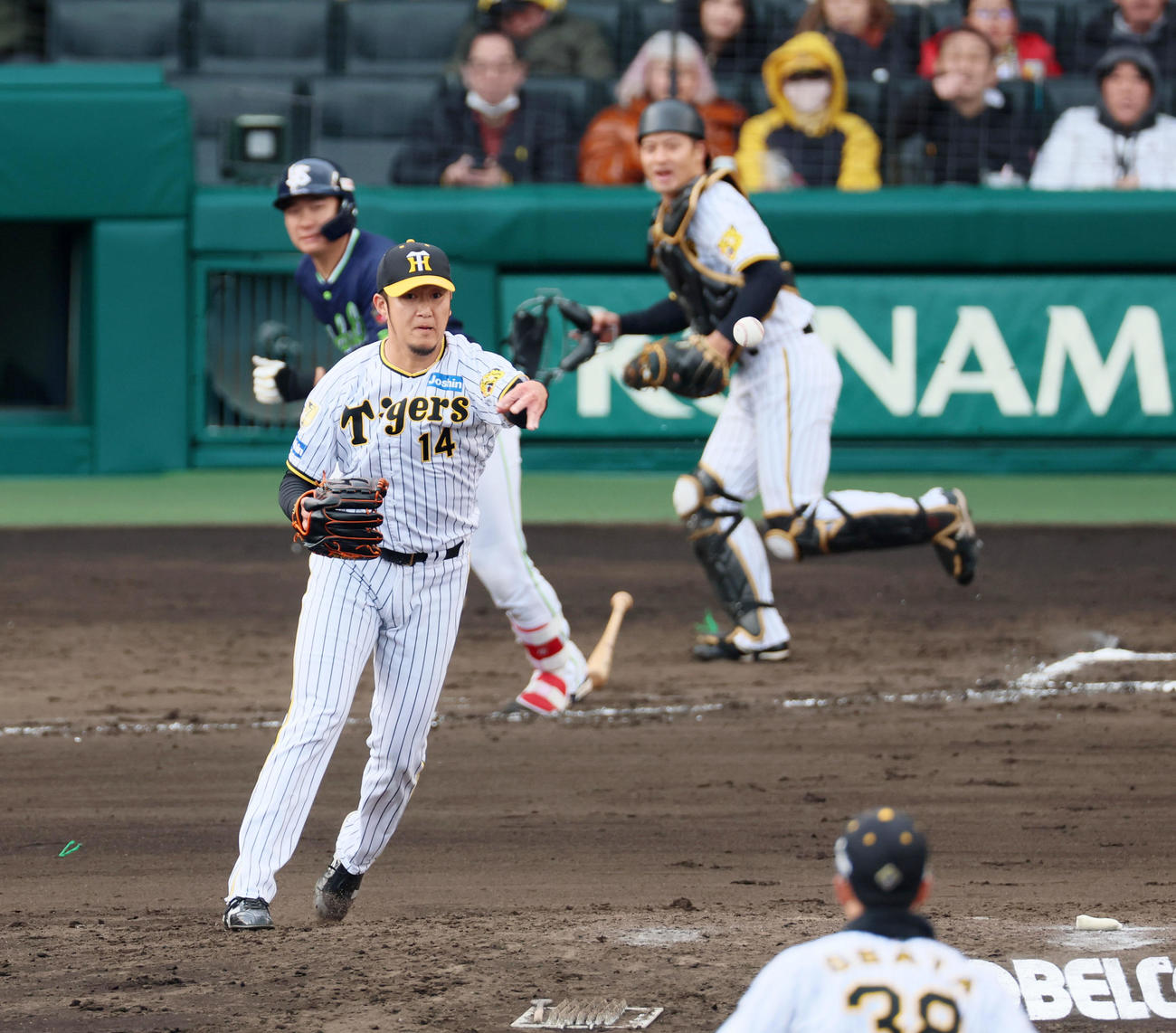 阪神対ヤクルト　7回表ヤクルト無死一塁、岩貞は松本直の打球を二塁へ悪送球（撮影・加藤哉）