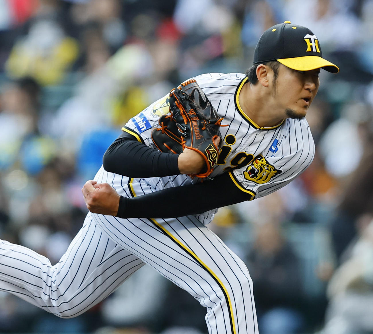 阪神対ヤクルト　7回、4番手で登板した阪神岩貞（撮影・藤尾明華）