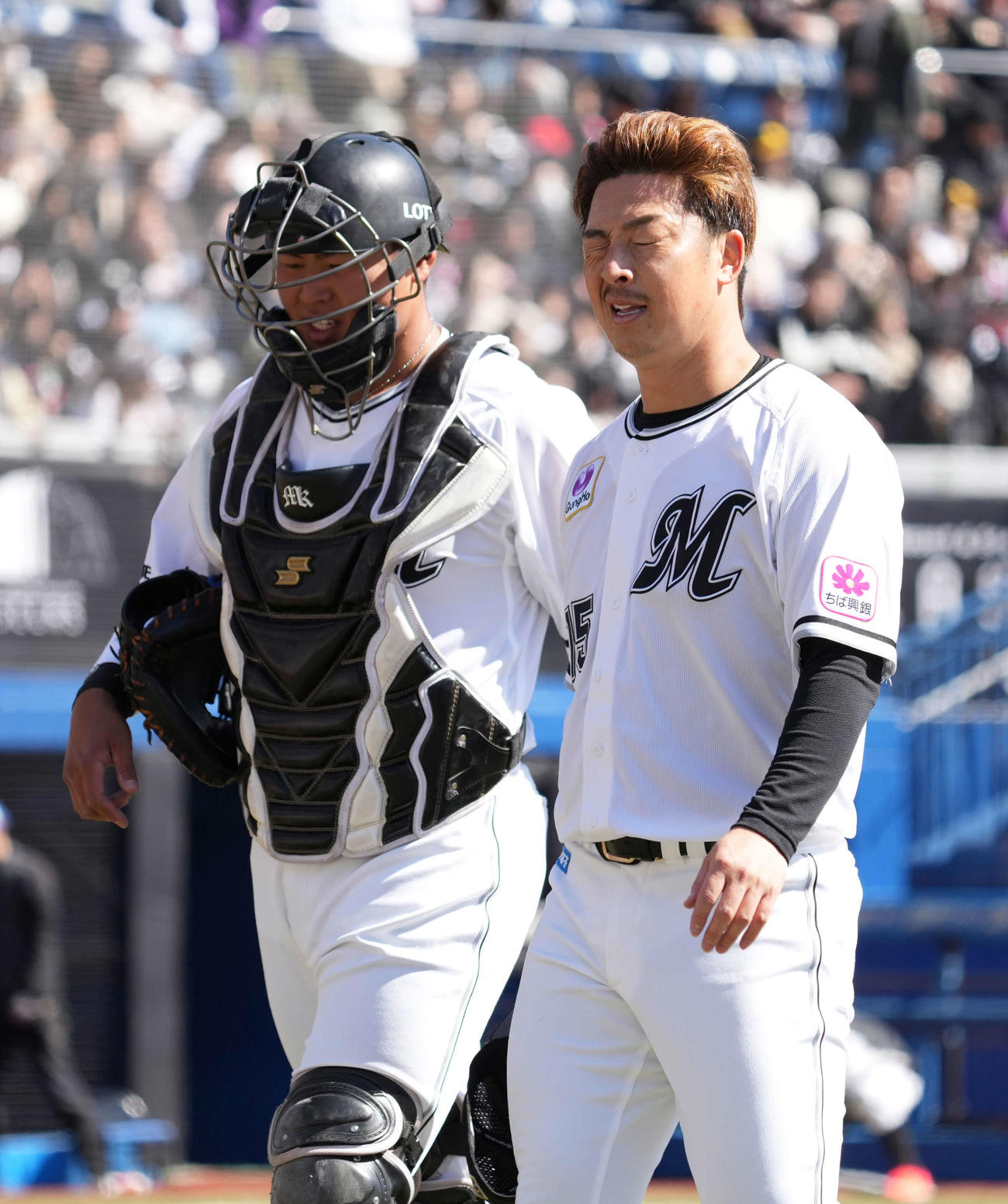 ロッテ対ソフトバンク　1回の投球を終えベンチへ引き揚げるロッテ先発の美馬。左は松川（撮影・小沢裕）