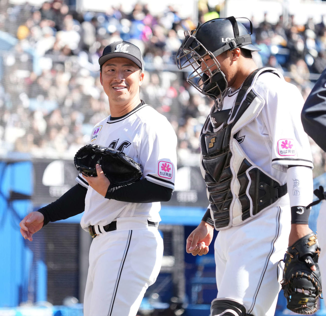 ロッテ対ソフトバンク　2回の投球を終え笑顔でベンチへ引き揚げるロッテ先発の美馬。右は松川（撮影・小沢裕）