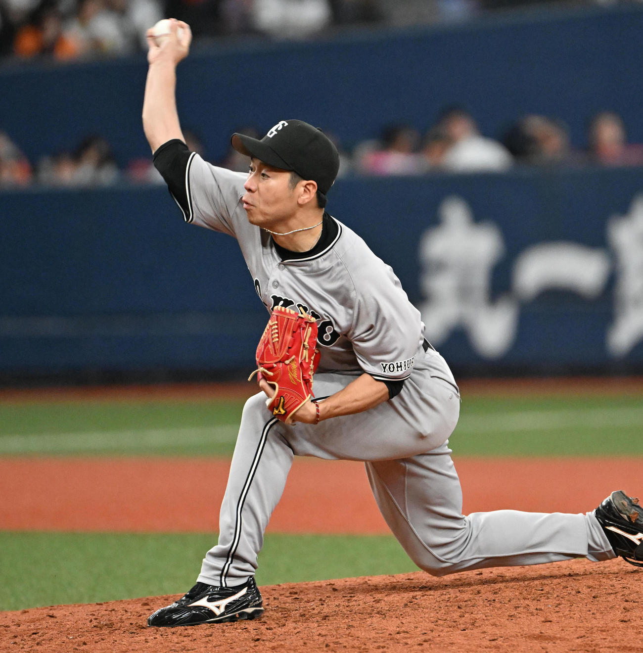 オリックス対巨人　巨人3番手の近藤（撮影・石井愛子）