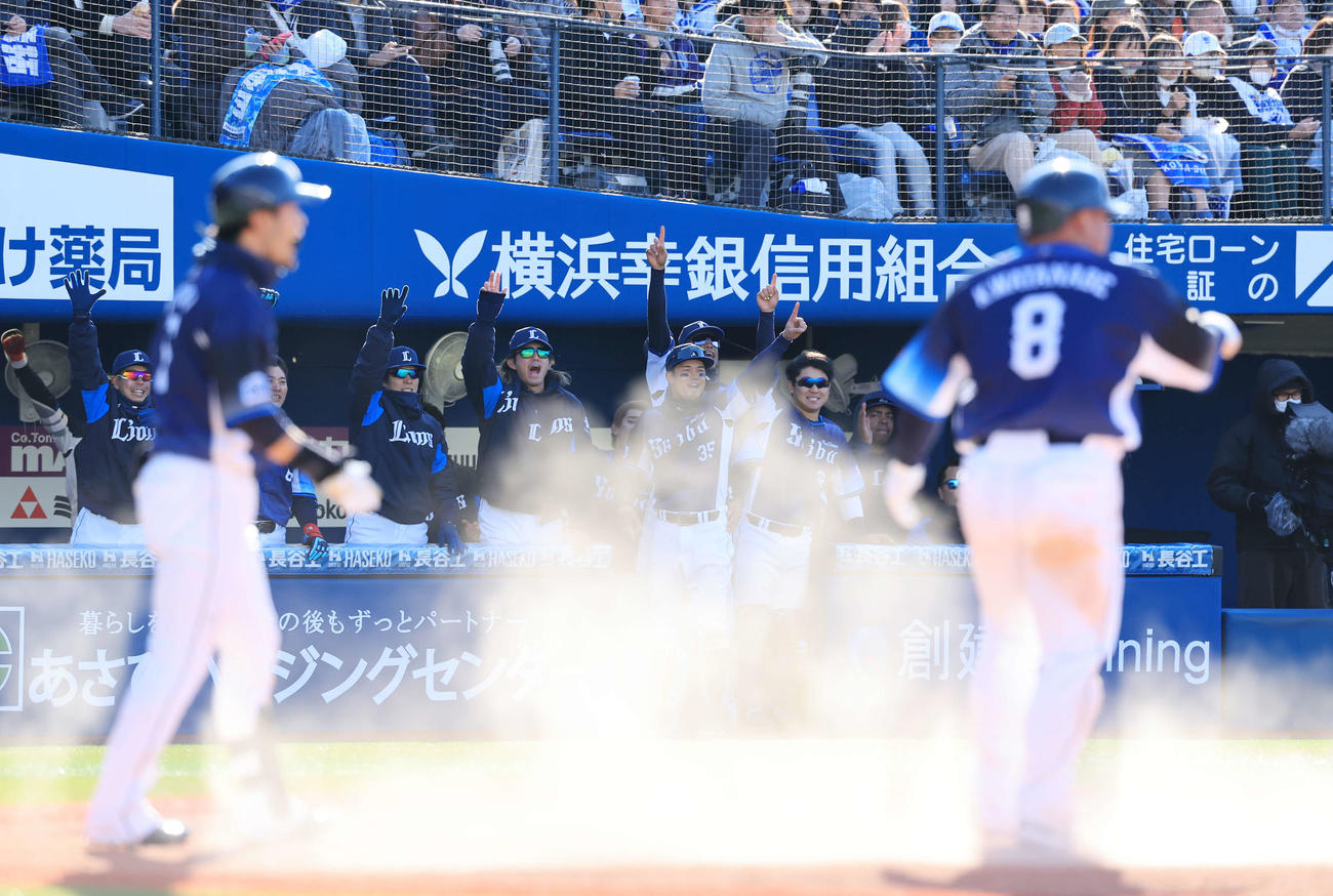 DeNA対西武　8回表西武2死二塁、ブランドンの左適時打で、渡部（手前右）が生還し、ガッツポーズで喜ぶ今井（中央）ら西武の選手たち（撮影・浅見桂子）