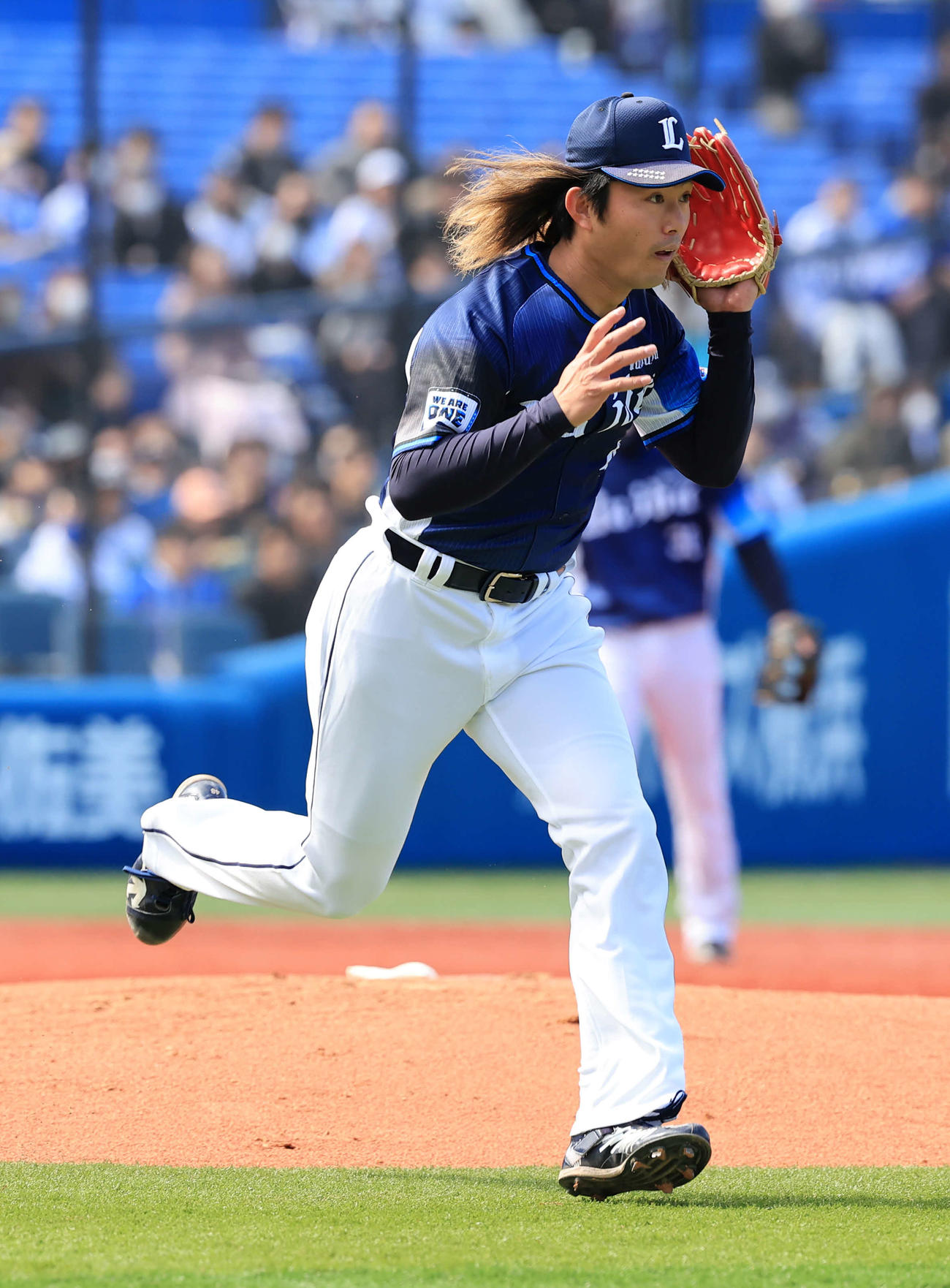 DeNA対西武　1回裏DeNA2死、佐野を一塁ゴロに仕留め、帽子を気にしながら一塁カバーに走る今井（撮影・浅見桂子）