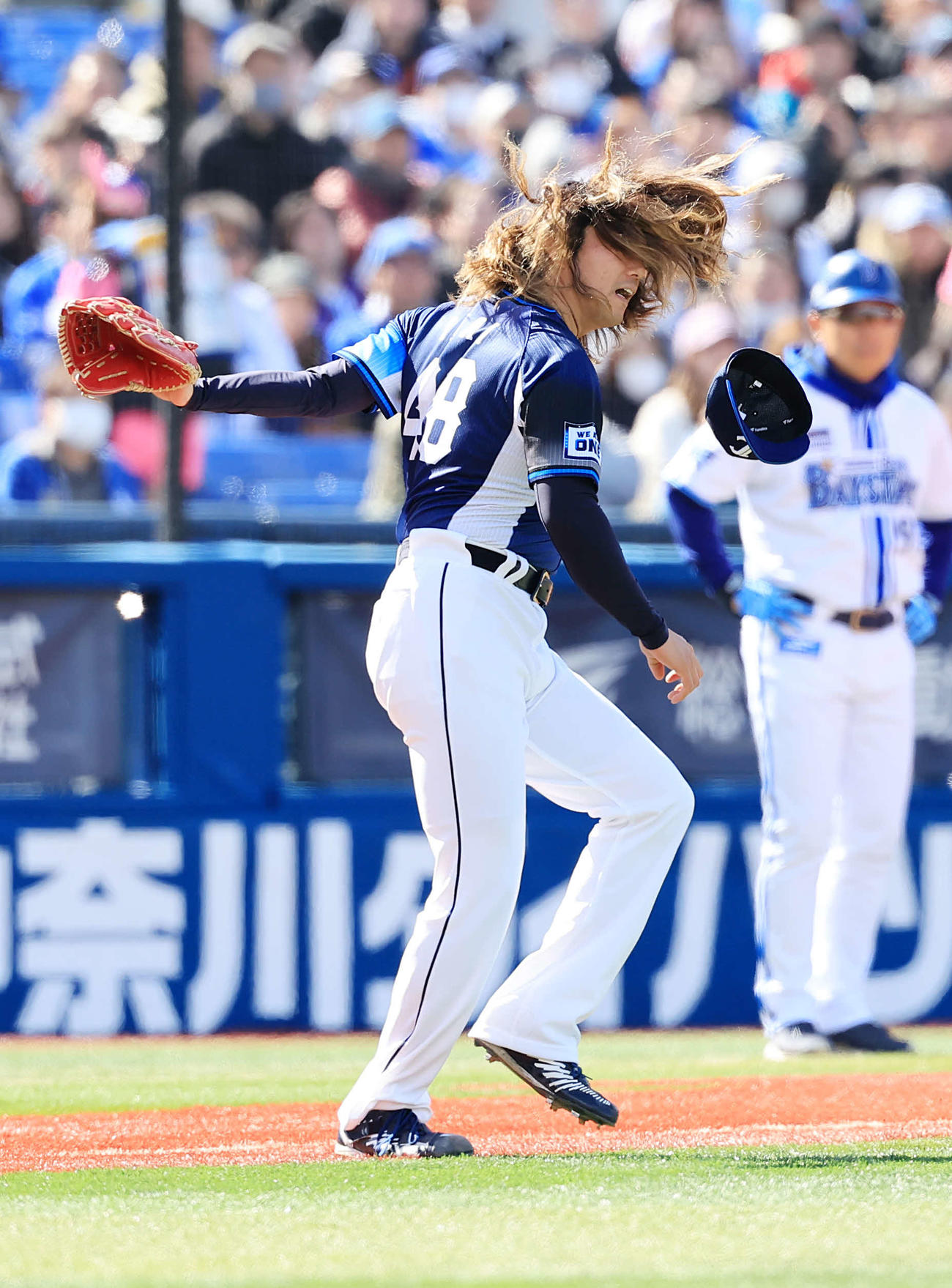 DeNA対西武　3回裏DeNA無死、伊藤の打球を髪の毛を振り乱して一塁送球する今井だが内野安打にする（撮影・浅見桂子）