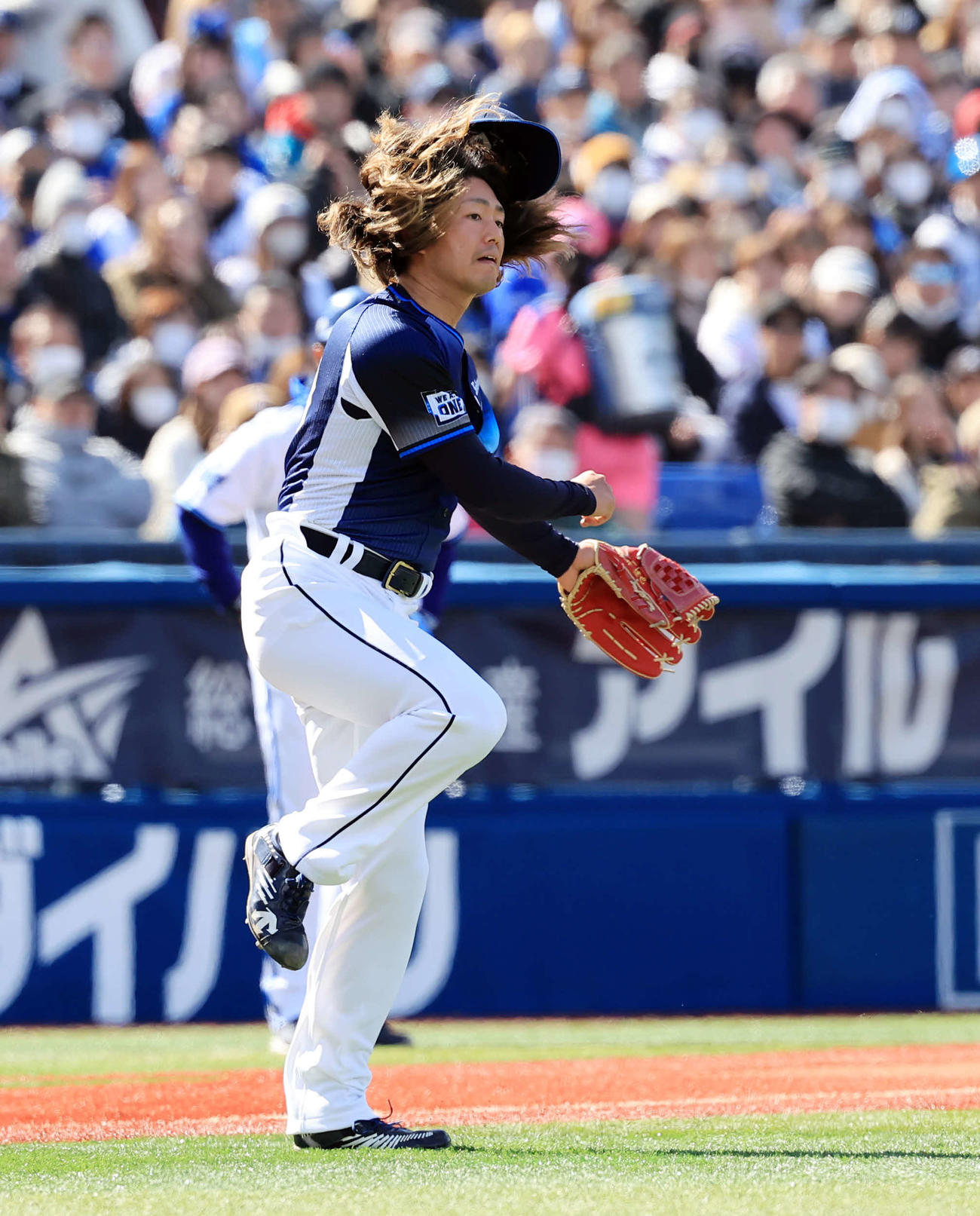 DeNA対西武　3回裏DeNA無死、伊藤の打球を髪の毛を振り乱して一塁送球する今井だが内野安打にする（撮影・浅見桂子）