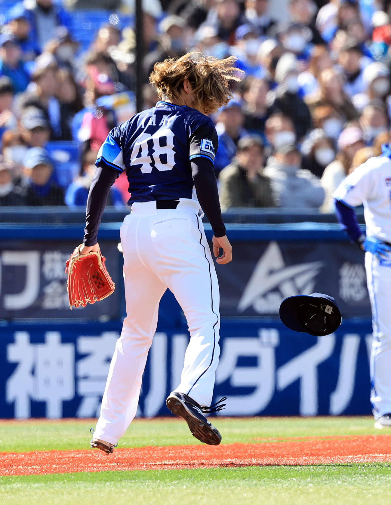 DeNA対西武　3回裏DeNA無死、伊藤の打球を髪の毛を振り乱して一塁送球する今井だが内野安打にする（撮影・浅見桂子）