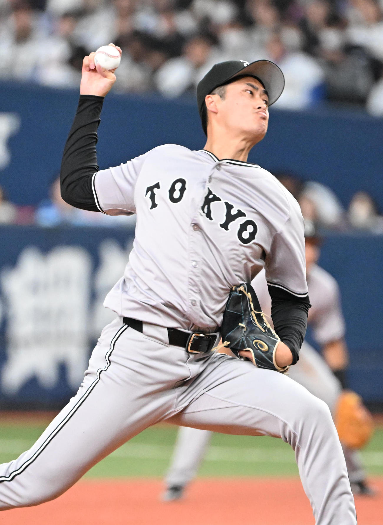 オリックス対巨人　6回に登板する巨人西舘（撮影・和賀正仁）