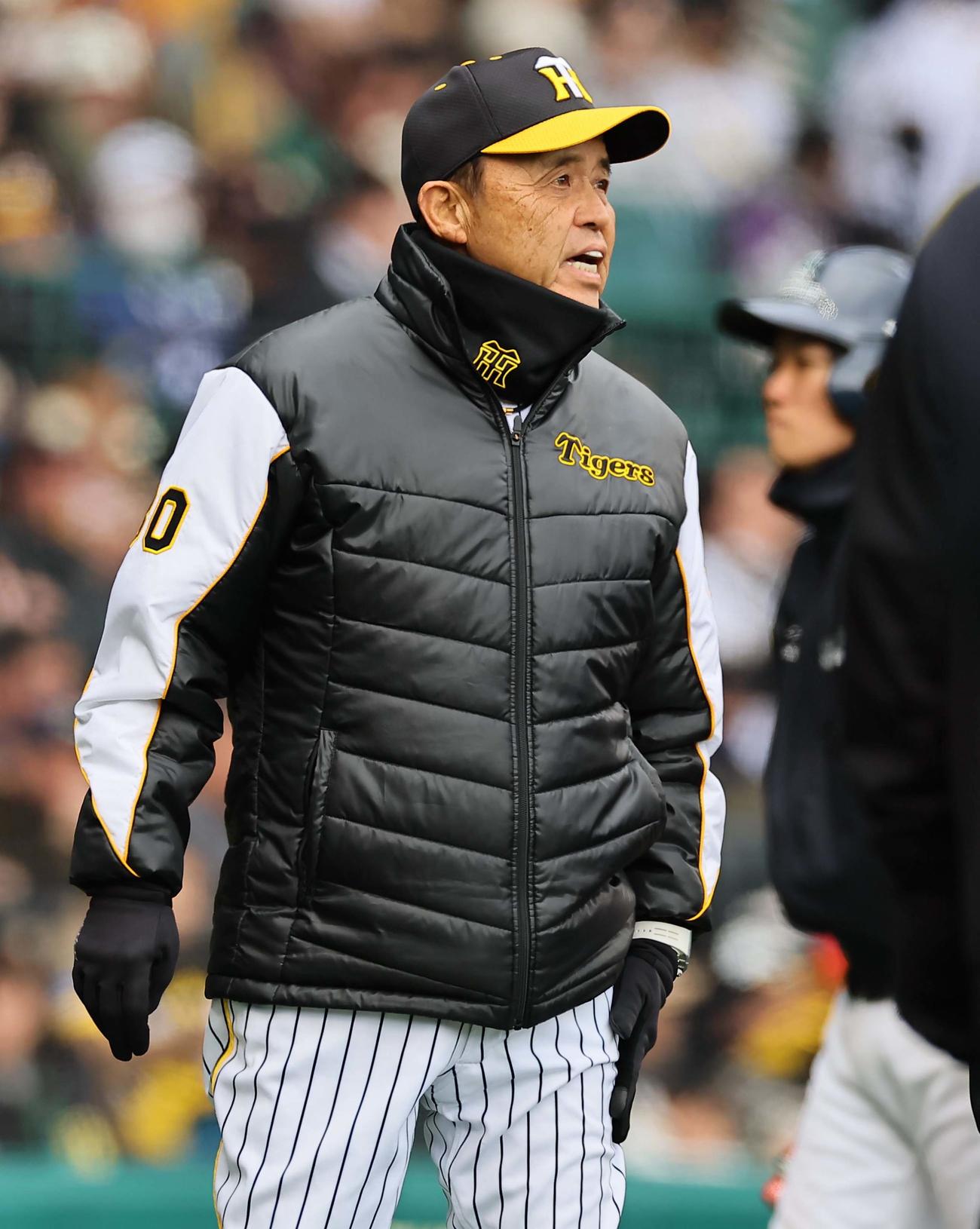 阪神対ヤクルト　選手交代を告げる岡田監督（撮影・上田博志）