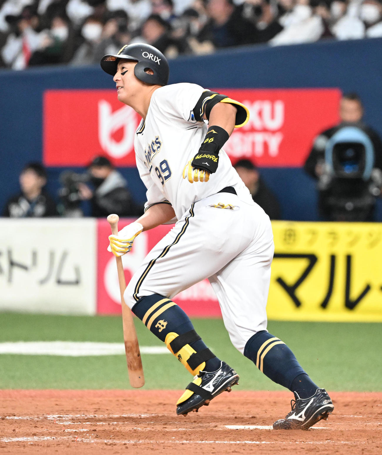 オリックス対巨人　5回裏オリックス2死、左前打を放つ杉本（撮影・和賀正仁）