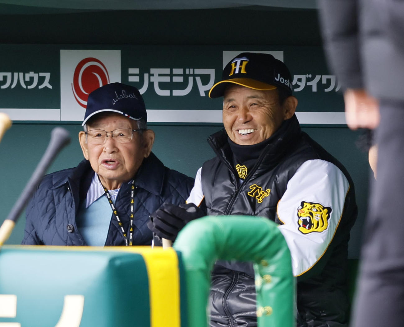 阪神対ヤクルト　ベンチで談笑する吉田義男氏（左）と岡田監督（撮影・藤尾明華）