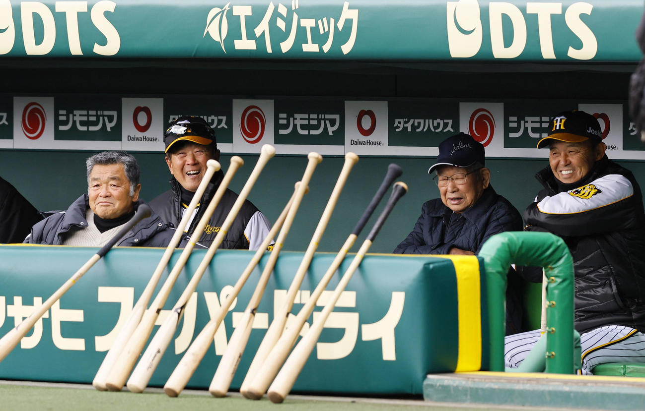阪神対ヤクルト　阪神対ヤクルト　ベンチで談笑する（左から）川藤幸三阪神OB会長、平田ヘッドコーチ、吉田義男氏、岡田監督（撮影・藤尾明華）
