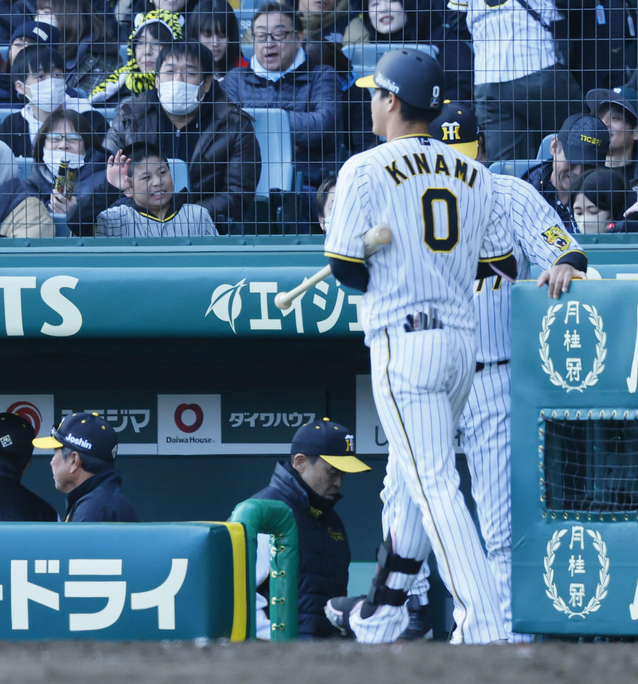 阪神対ヤクルト　ヤクルトに敗れ、ベンチを引き揚げる阪神岡田監督（中央）（撮影・藤尾明華）