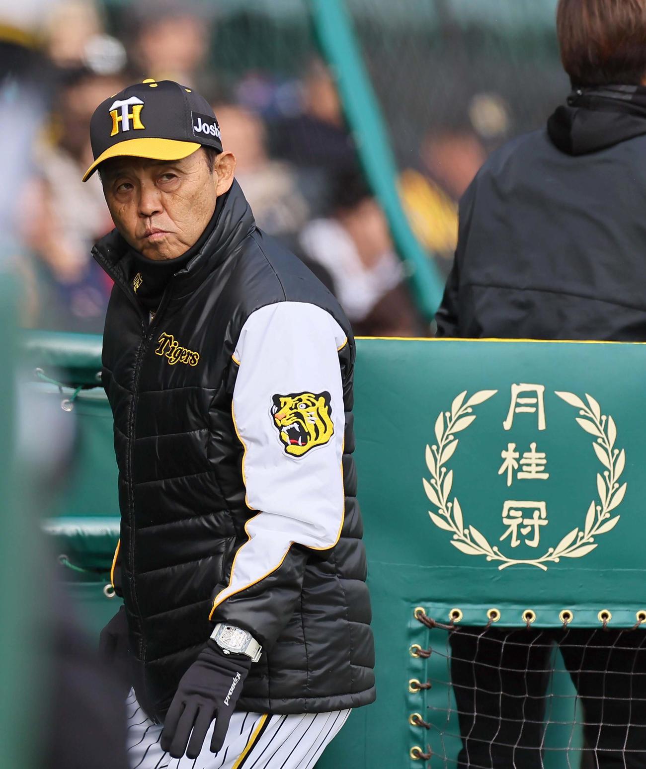 阪神対ヤクルト　選手交代を告げベンチに引き揚げる岡田監督（撮影・上田博志）