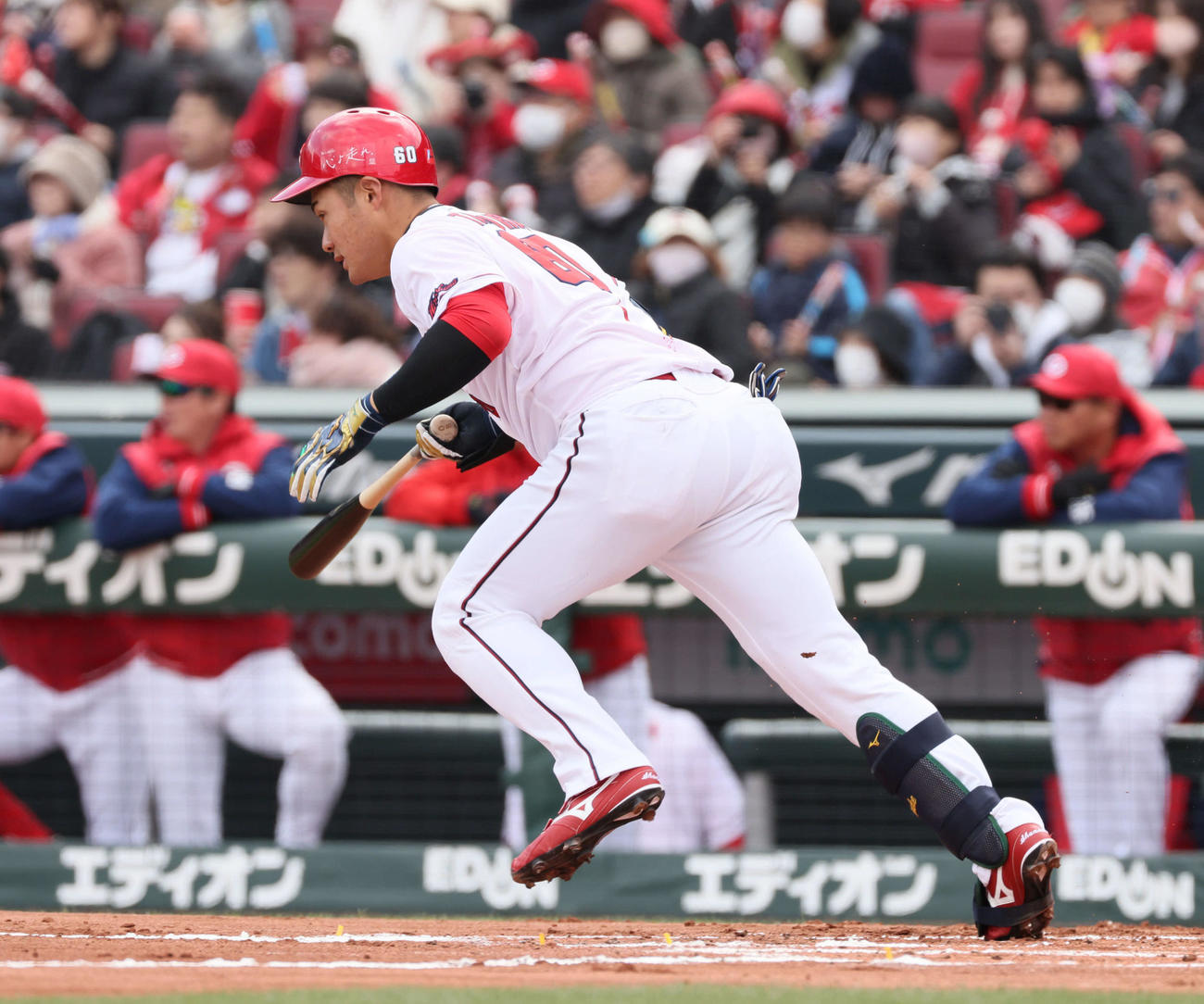 広島対中日　1回裏広島無死一塁、田村は右前打を放つ（撮影・加藤孝規）