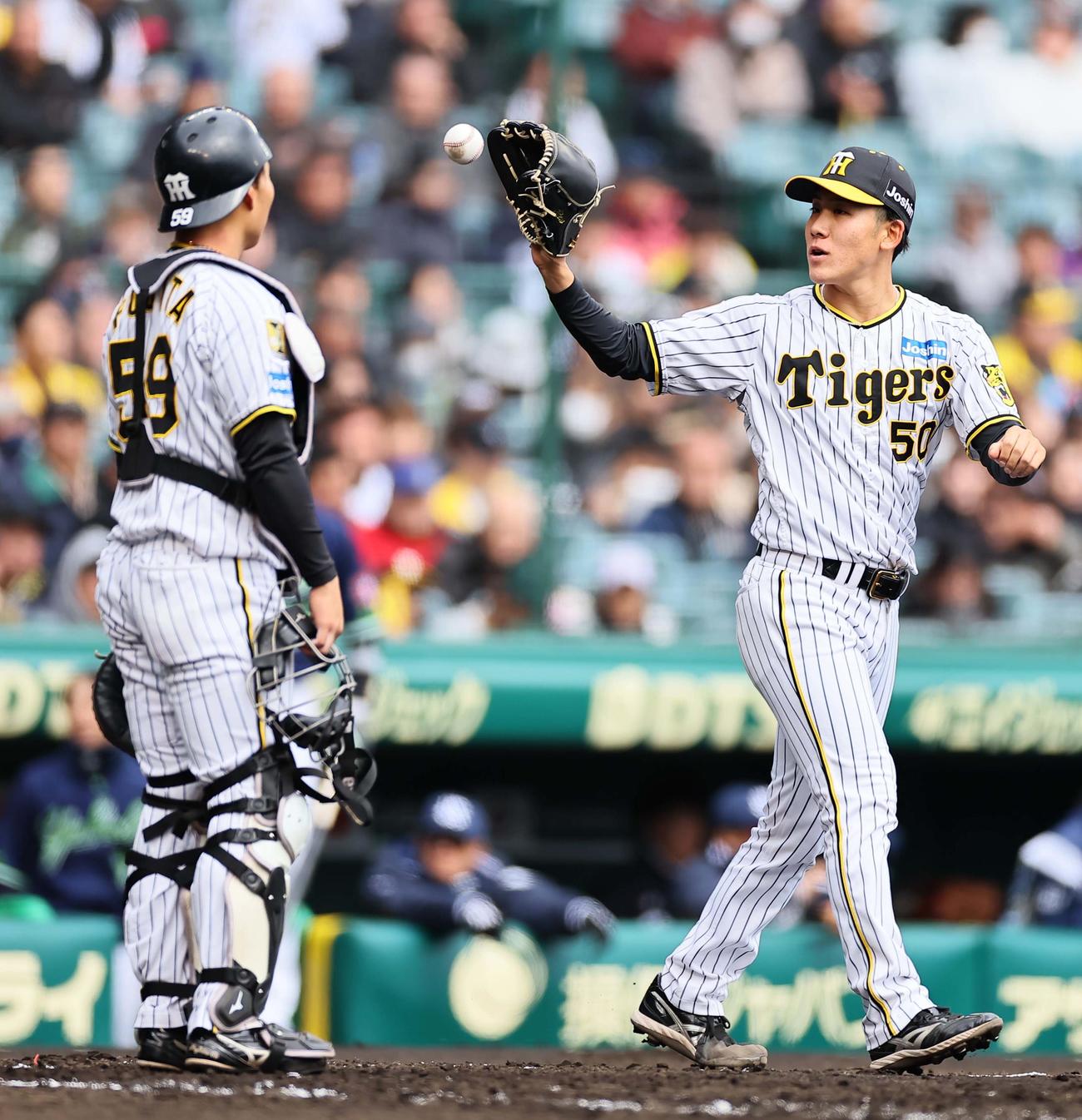 阪神対ヤクルト　3回表ヤクルト1死一、二塁、富田（右）は北村拓の左前適時打で追加点を許す（撮影・上田博志）