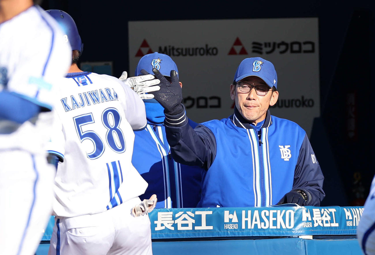 DeNA対西武　8回裏DeNA無死、梶原（左）の左越えソロ本塁打をベンチで迎える三浦監督（撮影・鈴木正人）