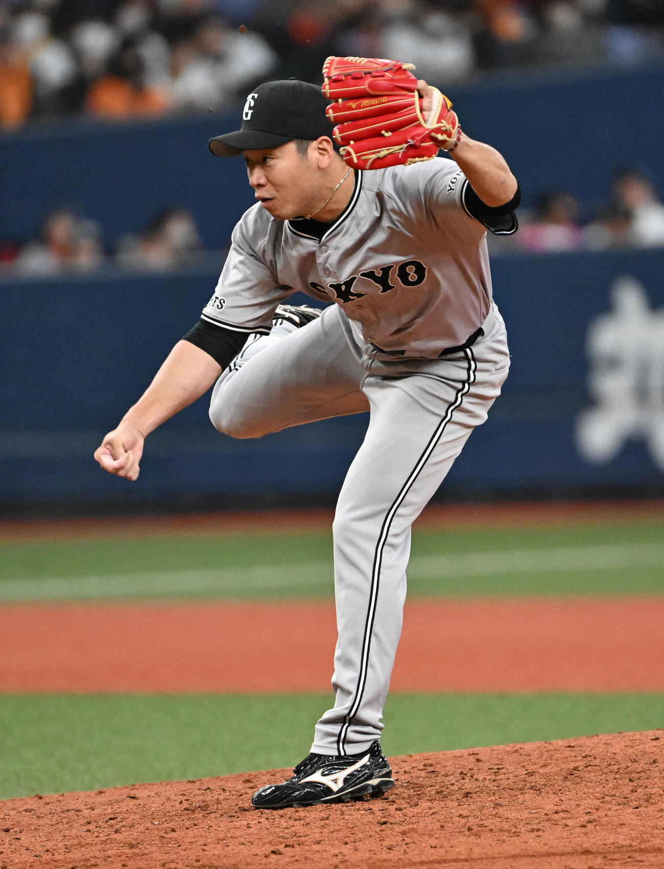 オリックス対巨人　巨人3番手の近藤（撮影・石井愛子）
