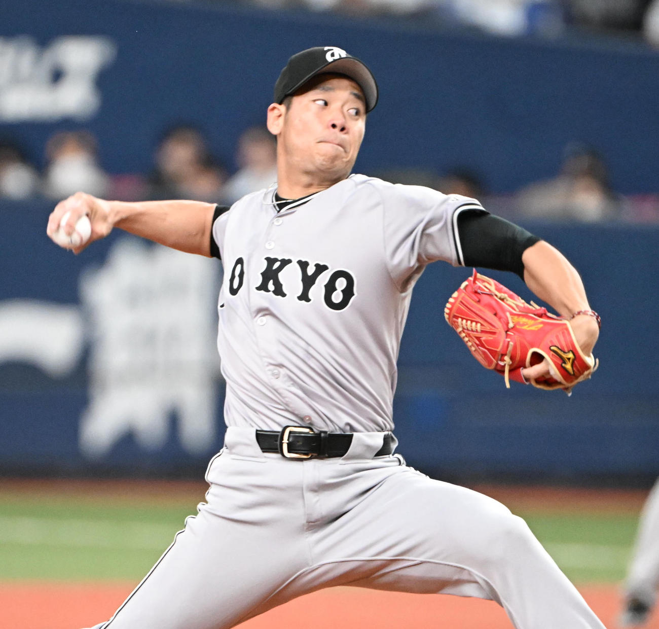 オリックス対巨人　5回に登板する巨人近藤（撮影・和賀正仁）