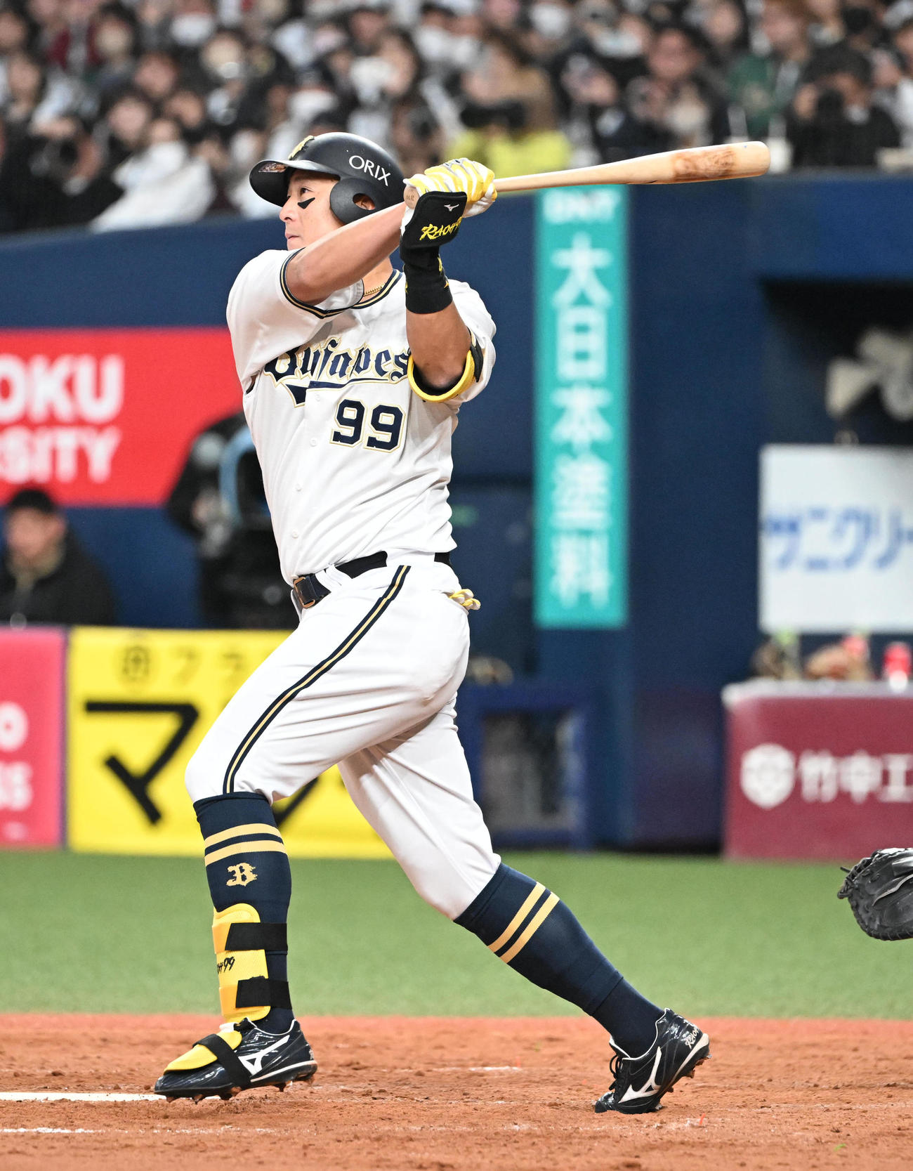 オリックス対巨人　5回裏オリックス2死、左前打を放つ杉本（撮影・和賀正仁）