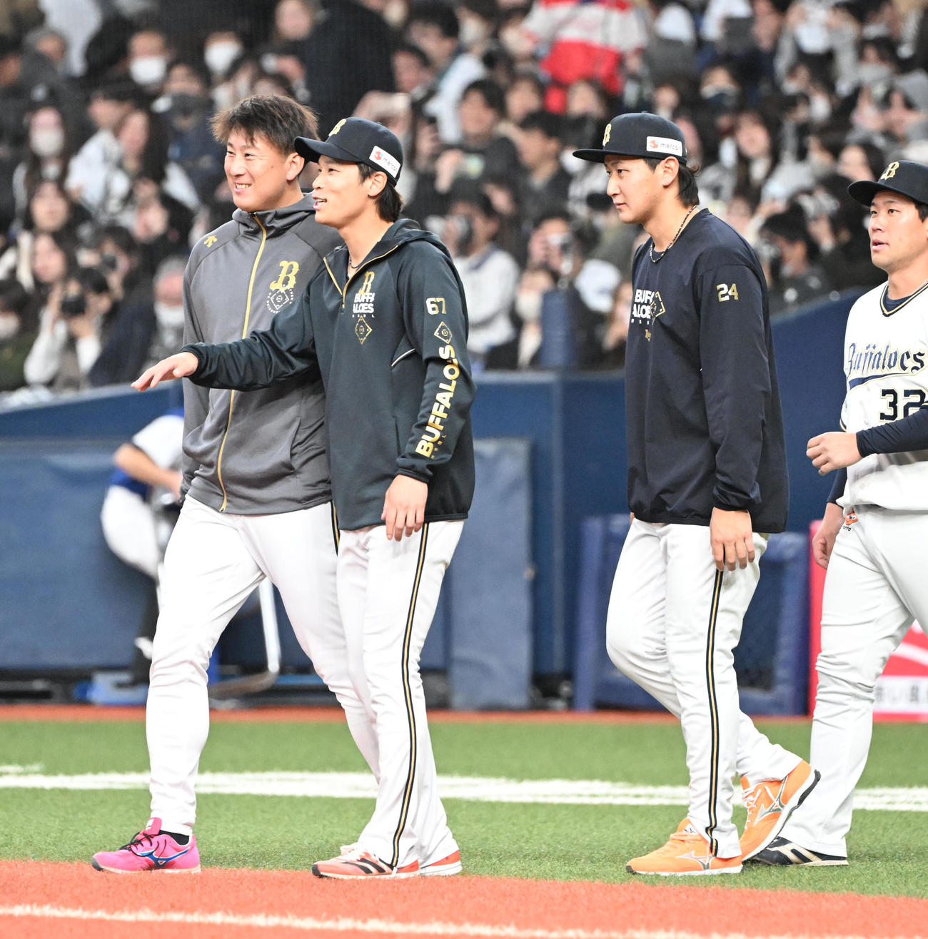 オリックス対巨人　巨人に勝利しナインを迎える左からオリックス杉本、中川、紅林（撮影・和賀正仁）