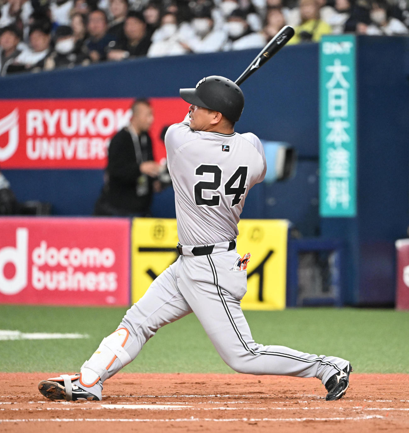 オリックス対巨人　2回表巨人2死一塁、右越え2点本塁打を放つ大城（撮影・和賀正仁）