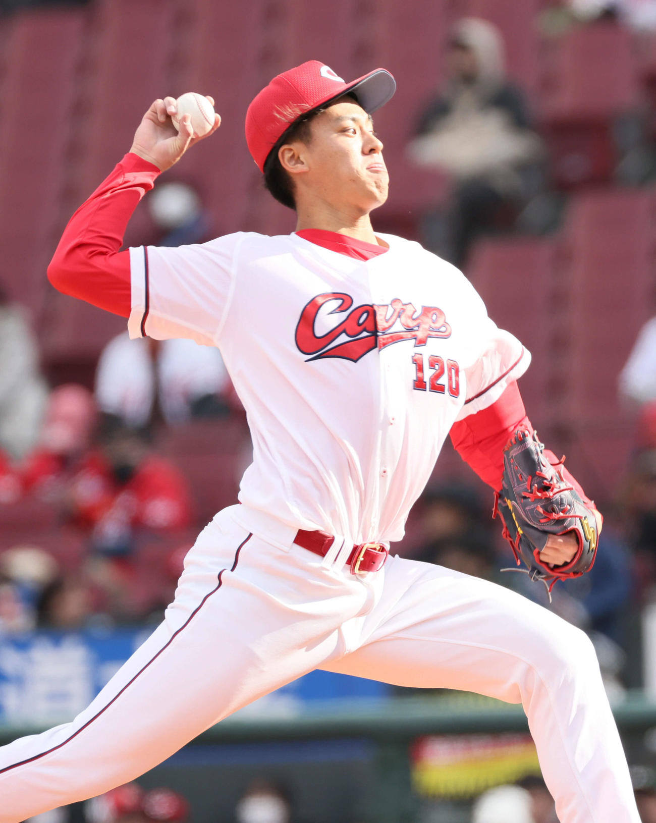 広島対中日　力投する広島5番手の杉田（撮影・加藤孝規）