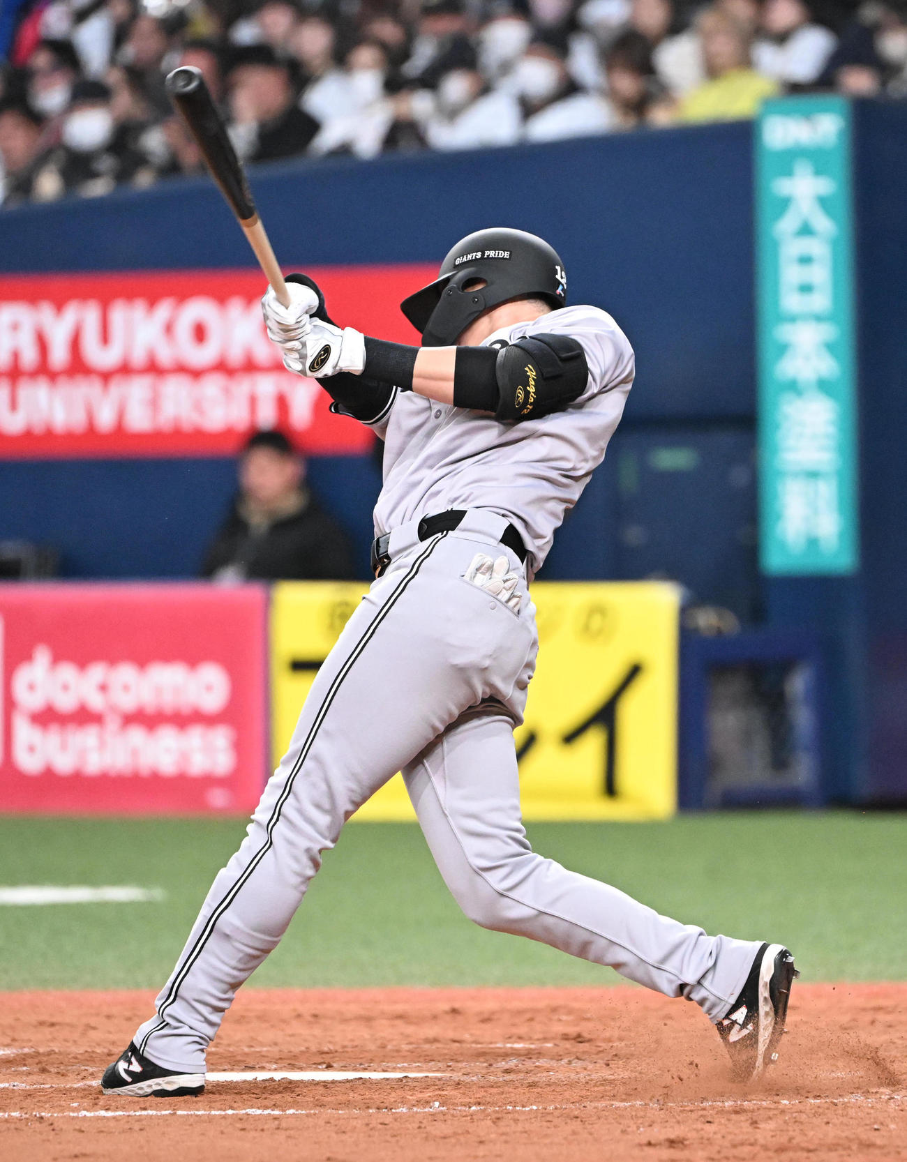オリックス対巨人　5回表巨人2死満塁、中前に2点適時打を放つ萩尾（撮影・和賀正仁）