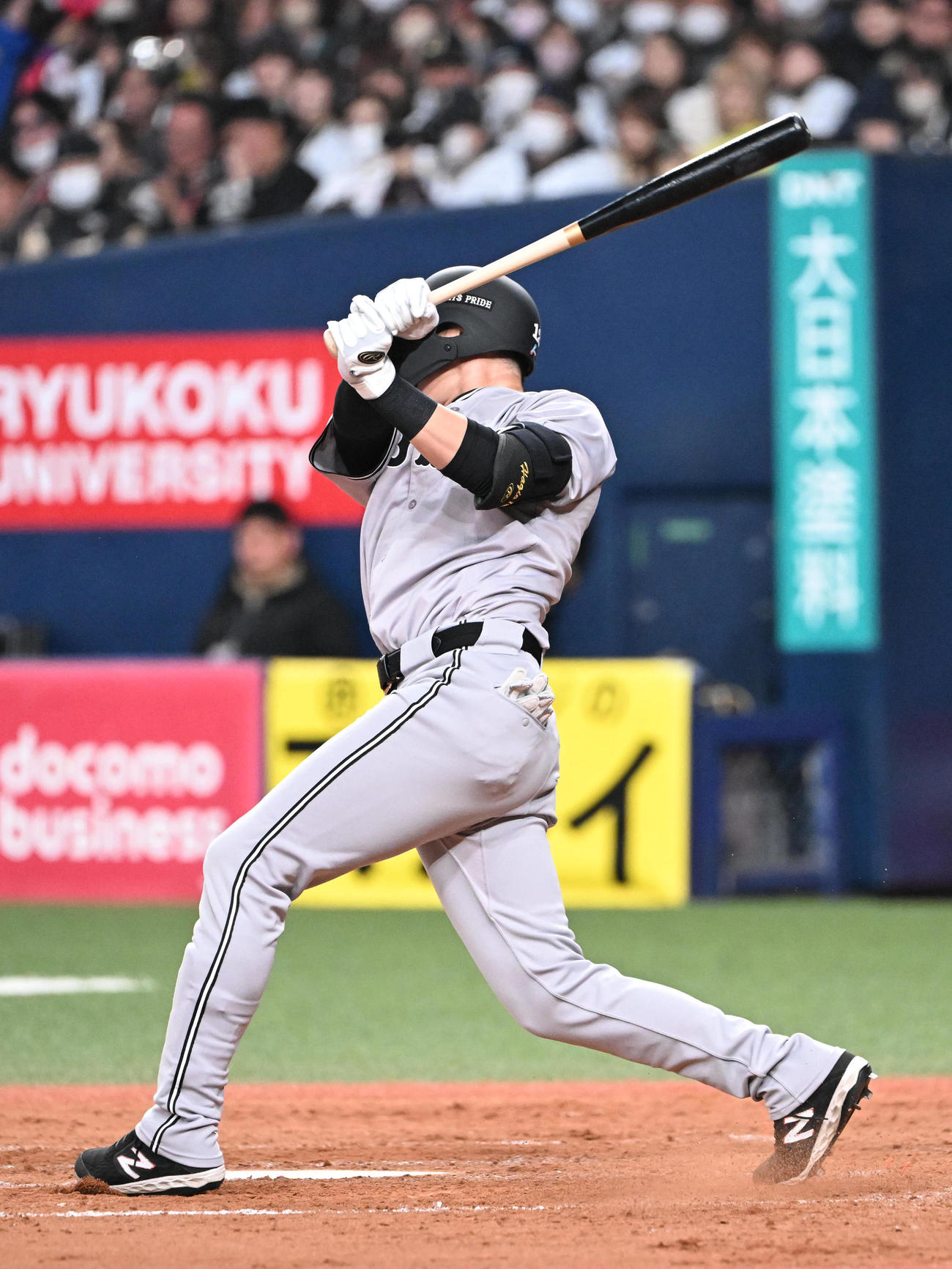 オリックス対巨人　5回表巨人2死満塁、中前に2点適時打を放つ萩尾（撮影・和賀正仁）