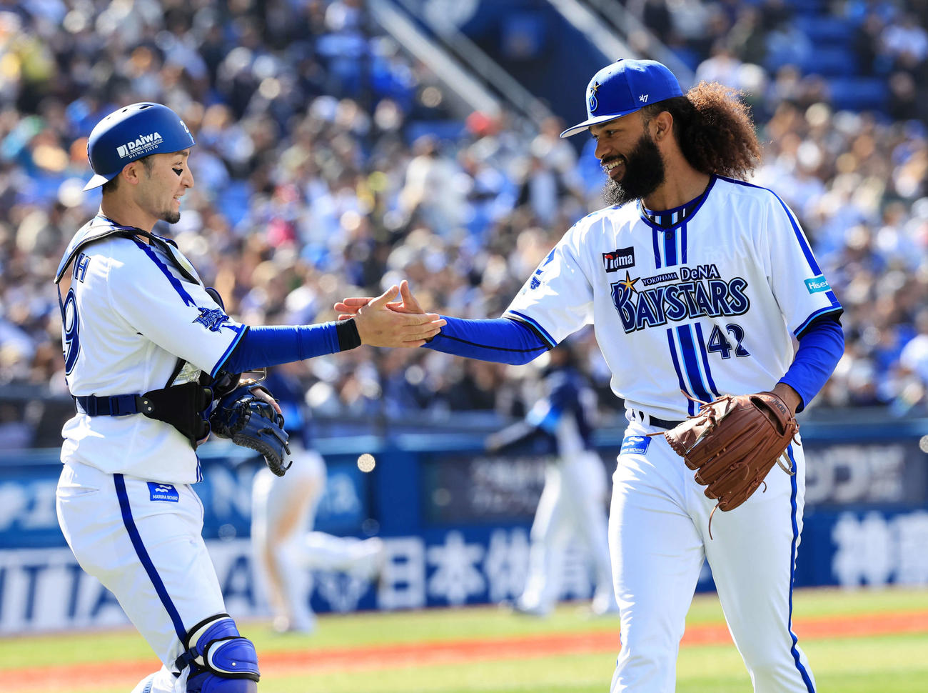 DeNA対西武　4回表西武の攻撃を抑えたジャクソン（右）は笑顔で伊藤とハイタッチ（撮影・浅見桂子）